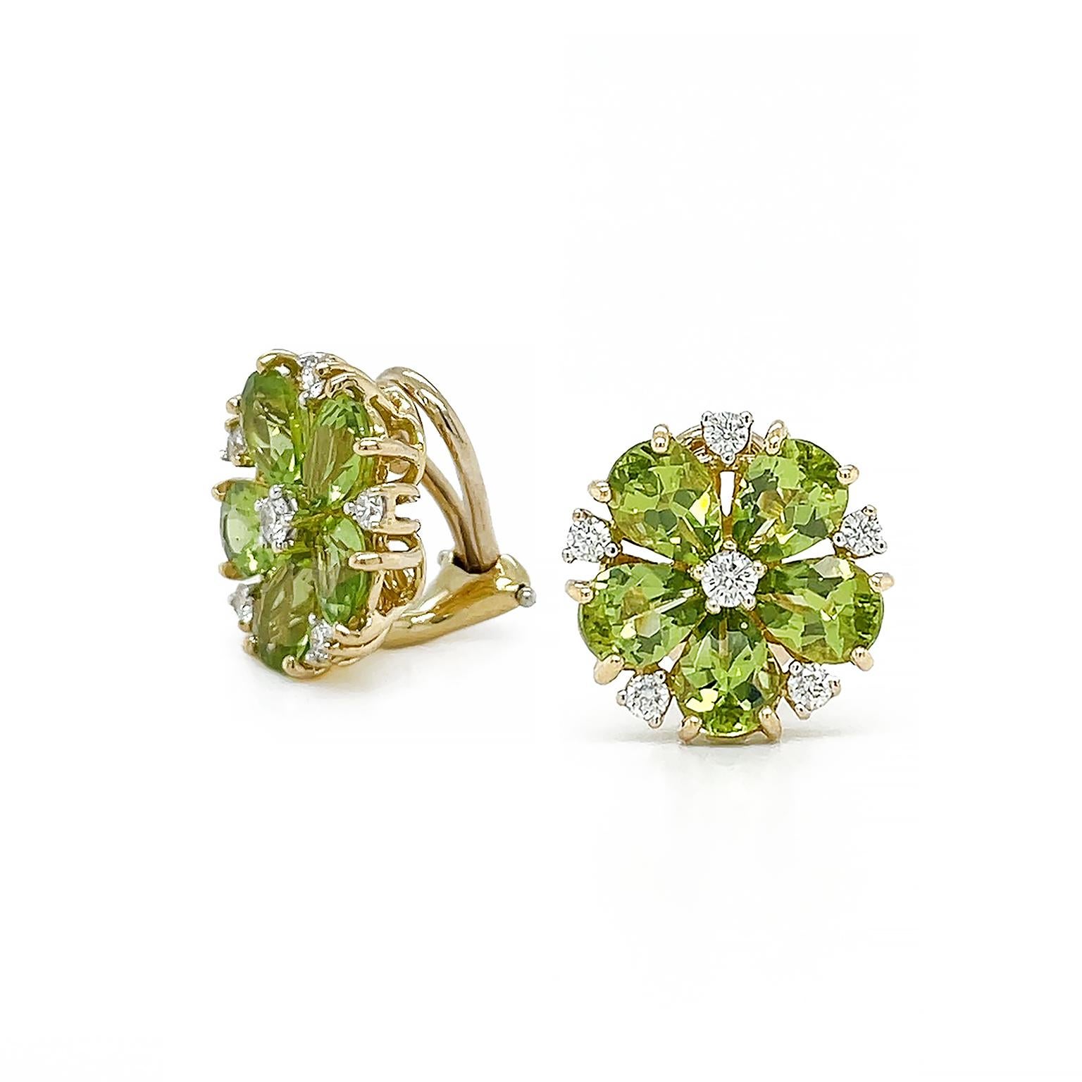 Ohrringe mit Peridot und Diamant-Cluster aus 18 Karat Gelbgold (Tropfenschliff) im Angebot