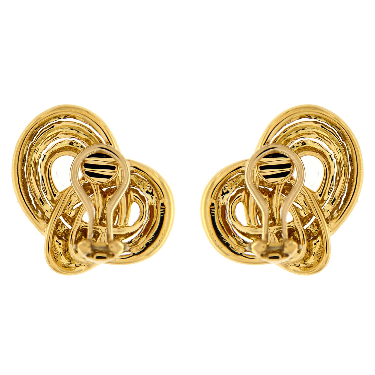 Valentin Magro Small Gold Rope and Wire Overlap Earrings resemble a loose knot. Their material of choice is 18k yellow gold. In the middle runs twisted rope, while the edges are smooth wire. The entire strip tapers towards the ends and overlaps into
