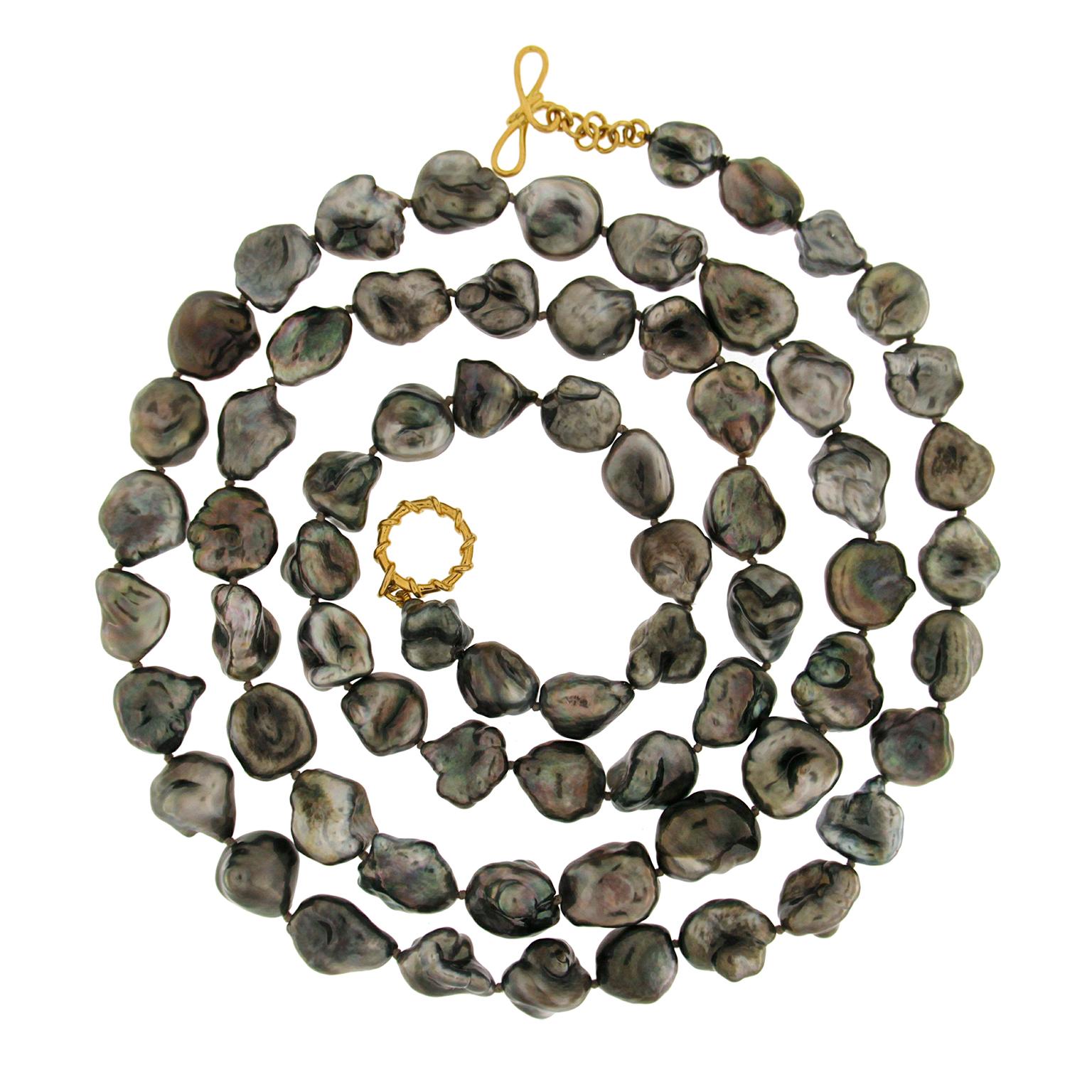 Le collier de perles de Keshi de Tahiti de Valentin Magro associe deux pierres précieuses distinctes. Les perles de Tahiti sont appréciées pour leur couleur foncée et leurs nuances royales telles que l'or et le violet. Ce brin utilise des versions