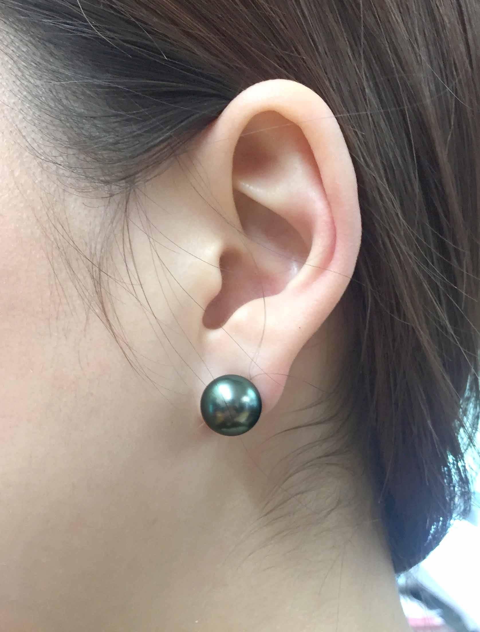 Tahitian Pearl Earring Studs In New Condition In New York, NY