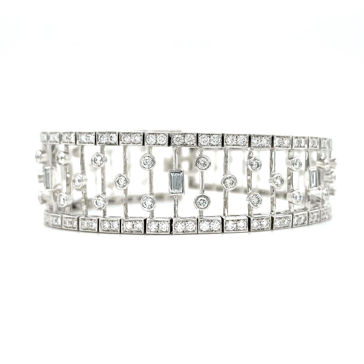Symmetrie und flackernde Diamanten sorgen für ein raffiniertes Armband. Das gepflasterte Diamantband ist an der Schließe am schmalsten und wird allmählich breiter. Im Inneren des Bandes befindet sich eine durchbrochene Anordnung von Platinstielen,