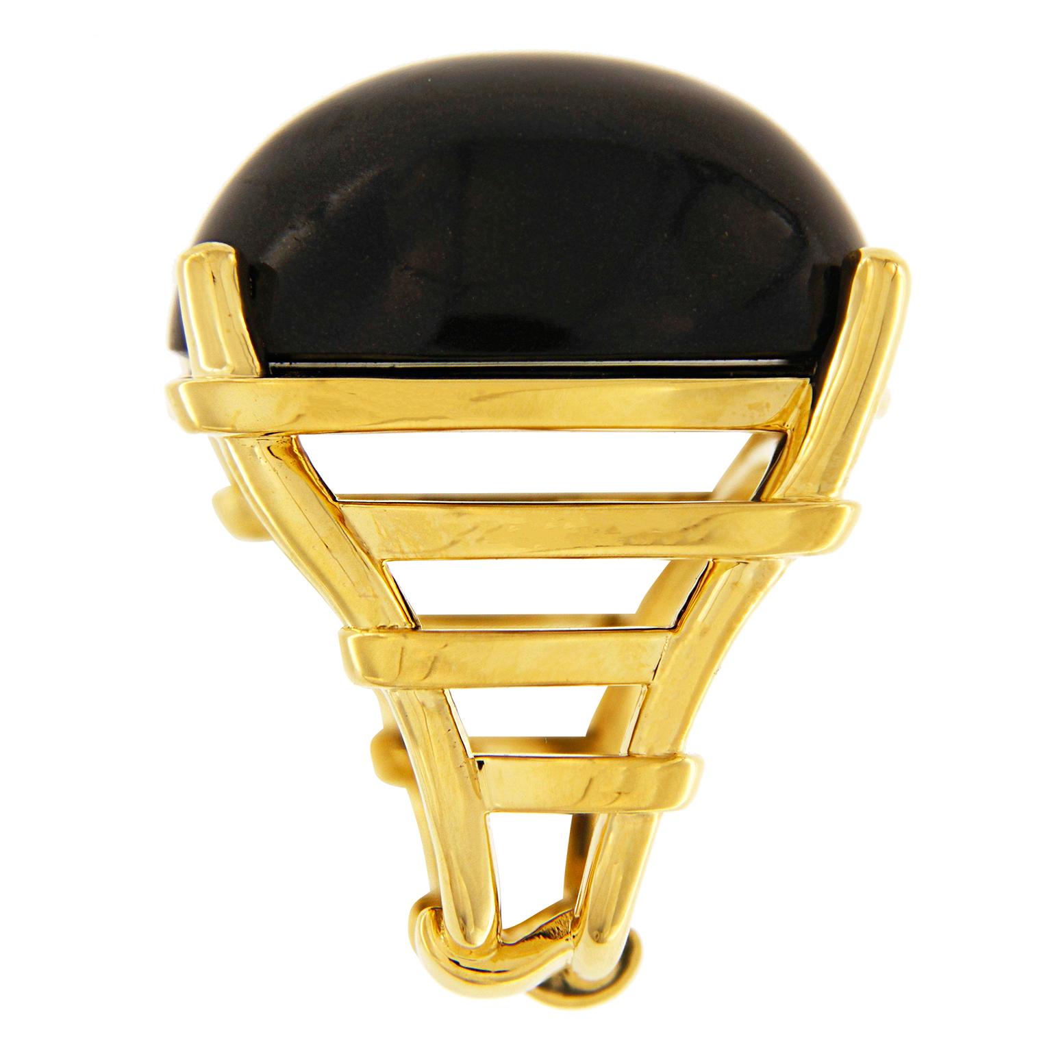 El anillo enrejado Valentin Magro con cabujón ovalado de jade negro combina oscuridad y brillo. La piedra destacada tiene forma de cabujón ovalado y está pulida para resaltar su tono negro. Está engastado entre garras de oro amarillo de 18 quilates.