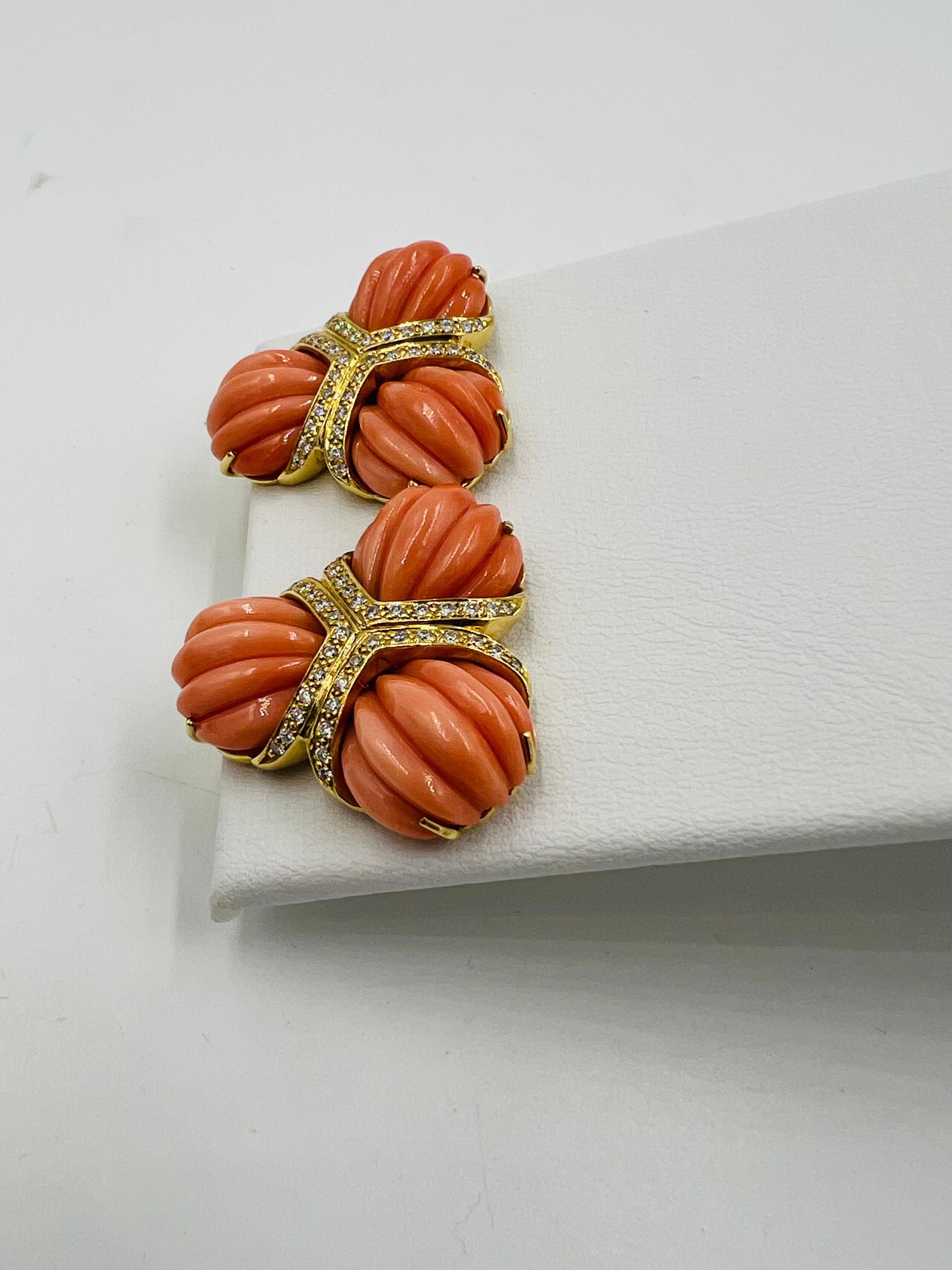 Pendientes de clip de oro amarillo de 18 quilates con triple diamante y coral Valentin Magro, circa 2000.

Estos pendientes de clip Valentin Magro de triple diamante coralino y oro amarillo de 18 quilates se fabricaron alrededor del año 2000.  Tres