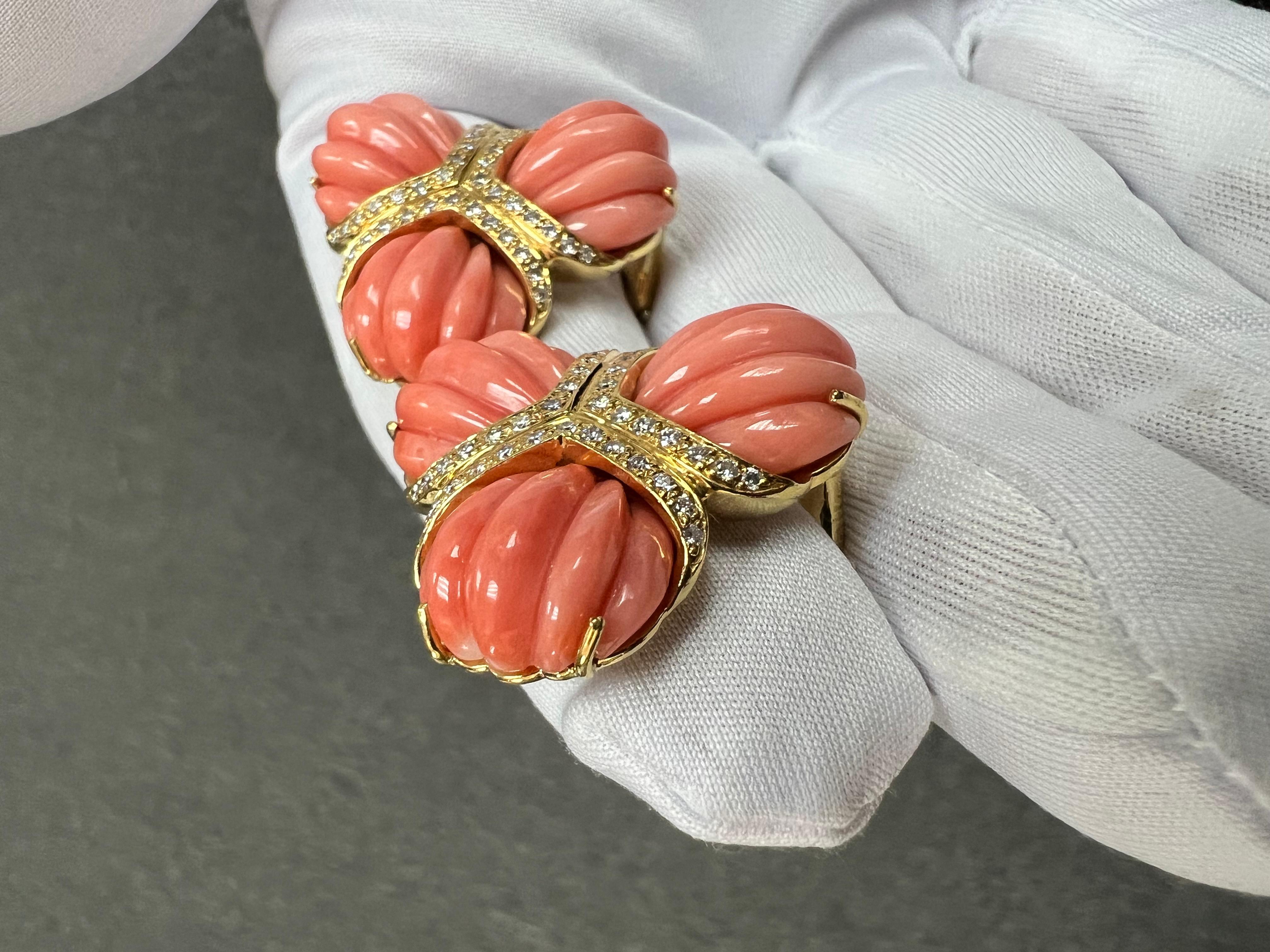 Femenino o masculino Pendientes de clip Valentin Magro Triple Coral Diamante Oro Amarillo 18k en venta