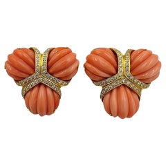 A. Valentin Magro Orecchini a clip in oro giallo 18k con triplo corallo e diamante