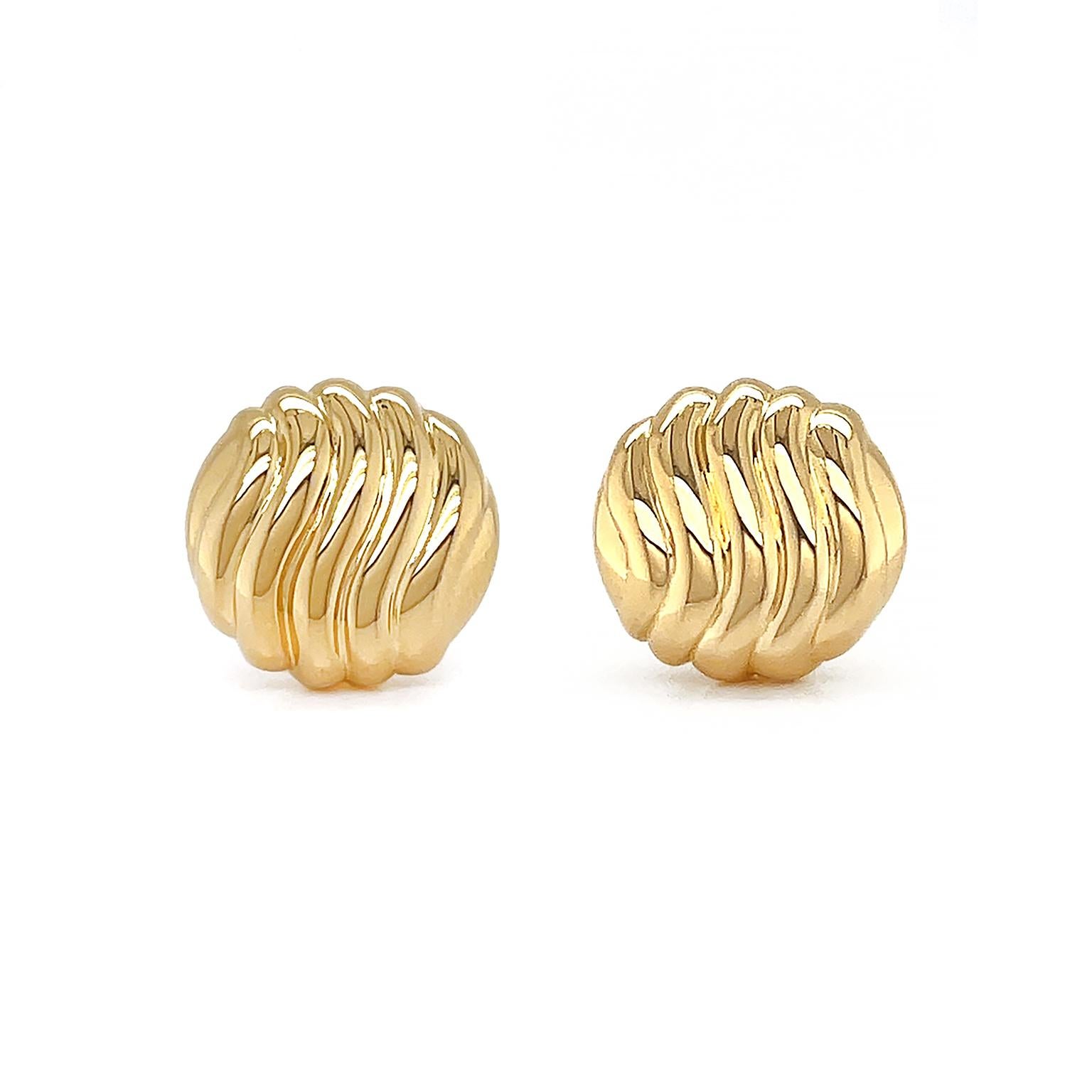 18K Yellow Gold Wavy Pattern Stud Earrings In New Condition For Sale In New York, NY