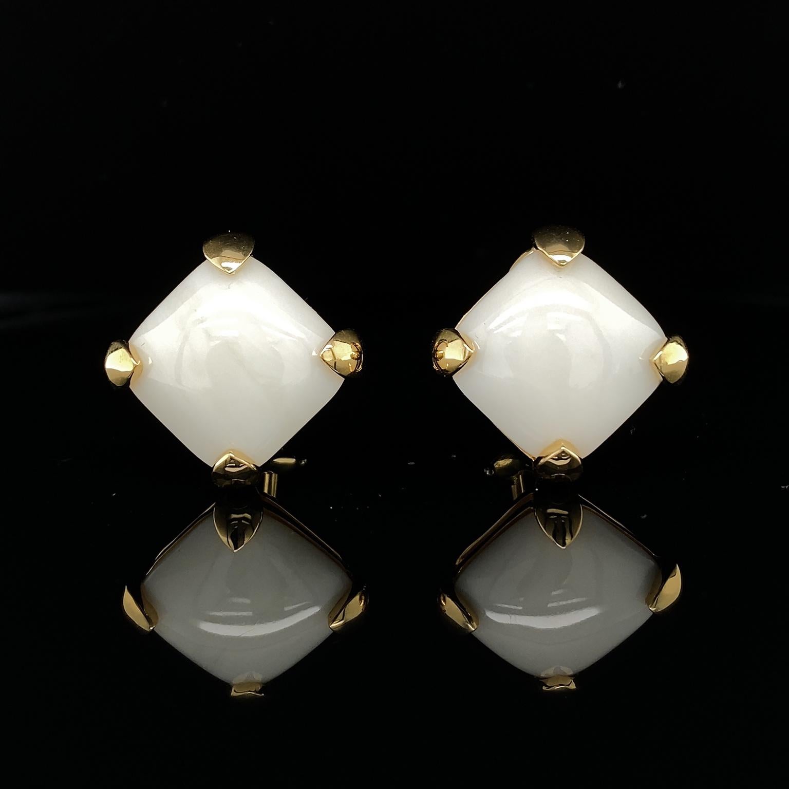18 Karat Gelbgold Kissenschliff Weiße Koralle Knopfleiste Ohrringe im Zustand „Neu“ im Angebot in New York, NY