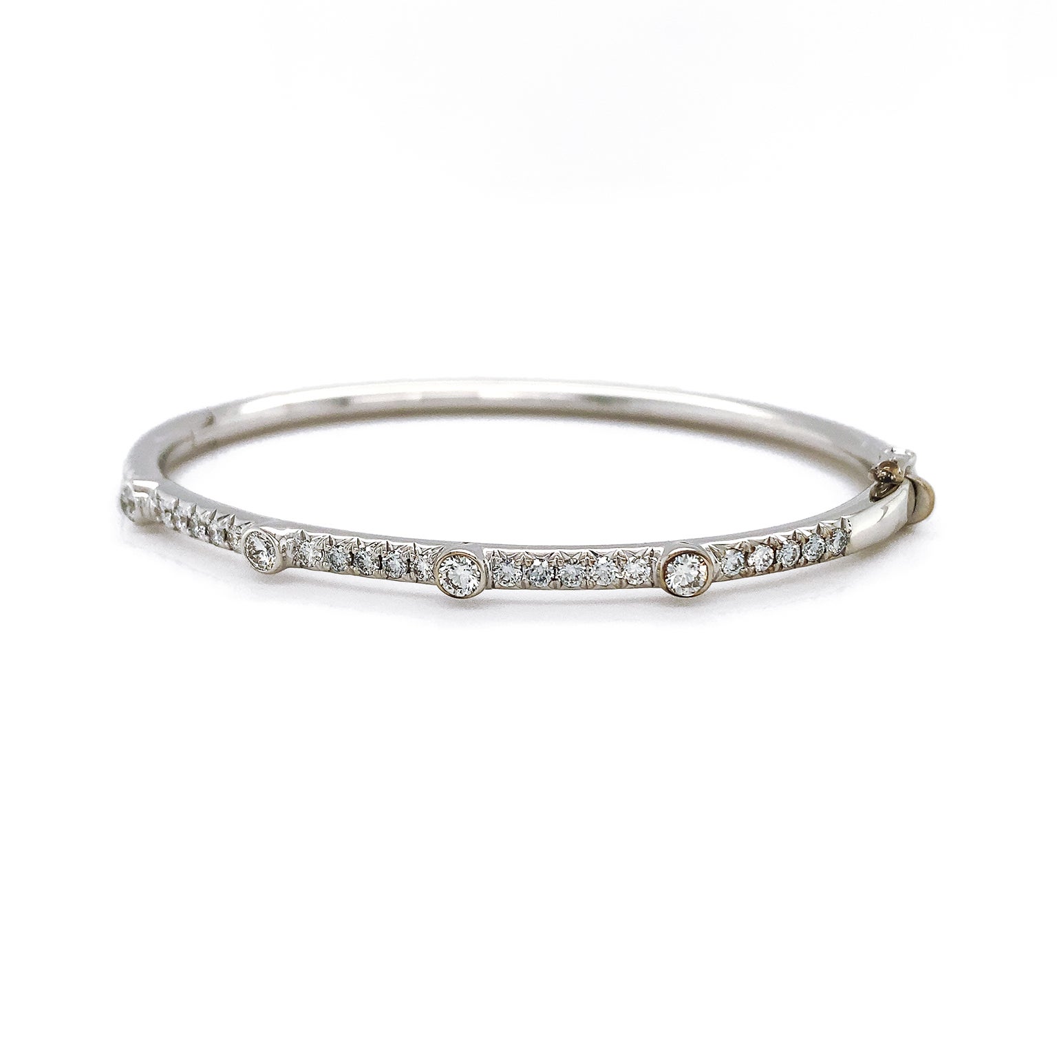 Taille ronde Bracelet en or blanc 18K à pavé fin de diamants en vente