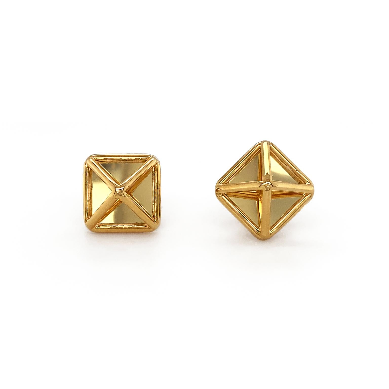 The brilliance of gold is given prominence. A polished 18k yellow gold rhombus is the base with bars of the same material framing the edges. From each corner extends a gold arm that forms an openwork of a pyramid design. Your preference for