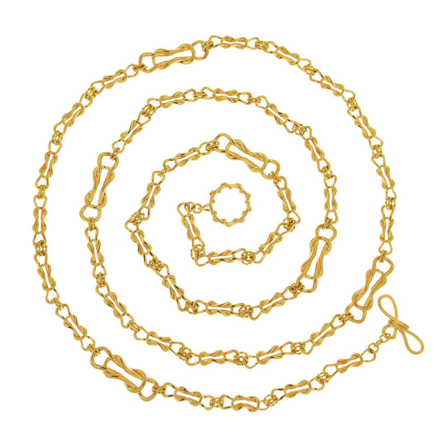 Influenced by the outline of a rope, this necklace has a nautical air. Duos of 18k yellow gold links of widened shapes with rounded ends are intertwined with each other. They are then connected to others in an alternating pattern of various sizes