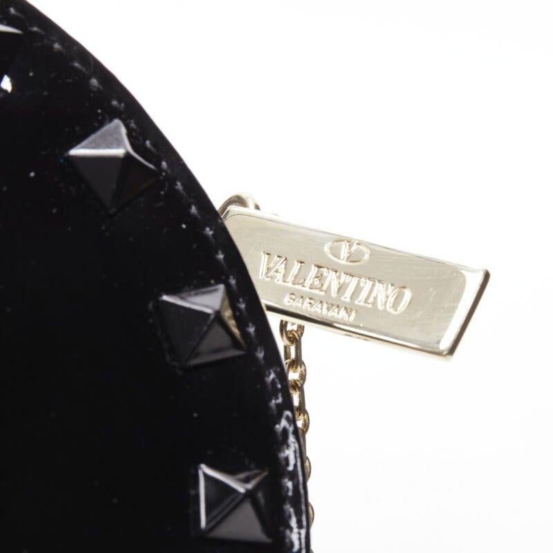 VALENTIN Rockstud black patent leather studded gold chain circle crossbody bag For Sale 4