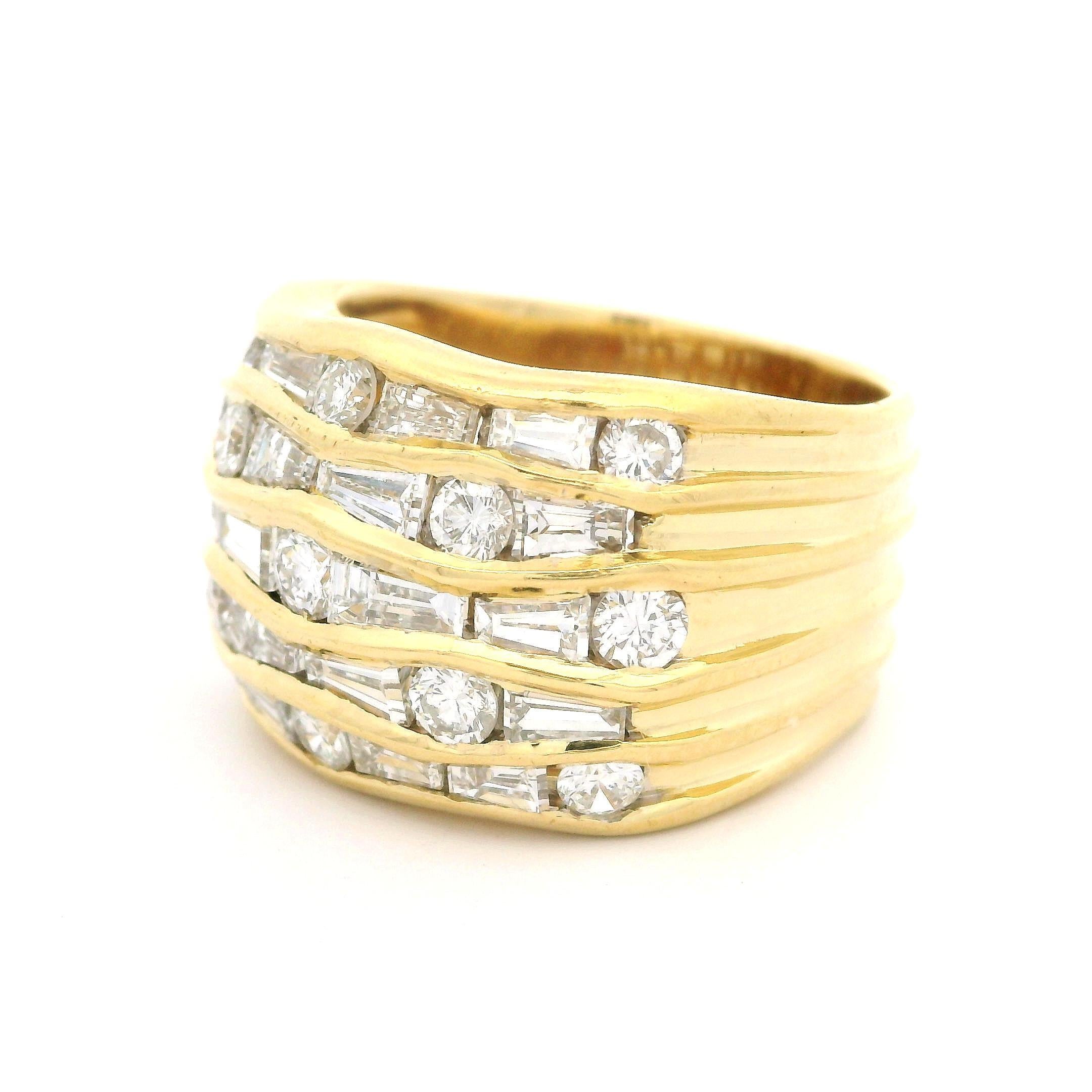 -A. Stone
(33) Diamante naturale autentico - taglio Brilliante e Baguette affusolato - incastonato - colore E/F - purezza VVS-VS2 - 2,68ctw (esatto)

Materiale: oro giallo 18k
Peso: 12,26 grammi
Misura dell'anello: 6.5 (adattato al dito, l'articolo