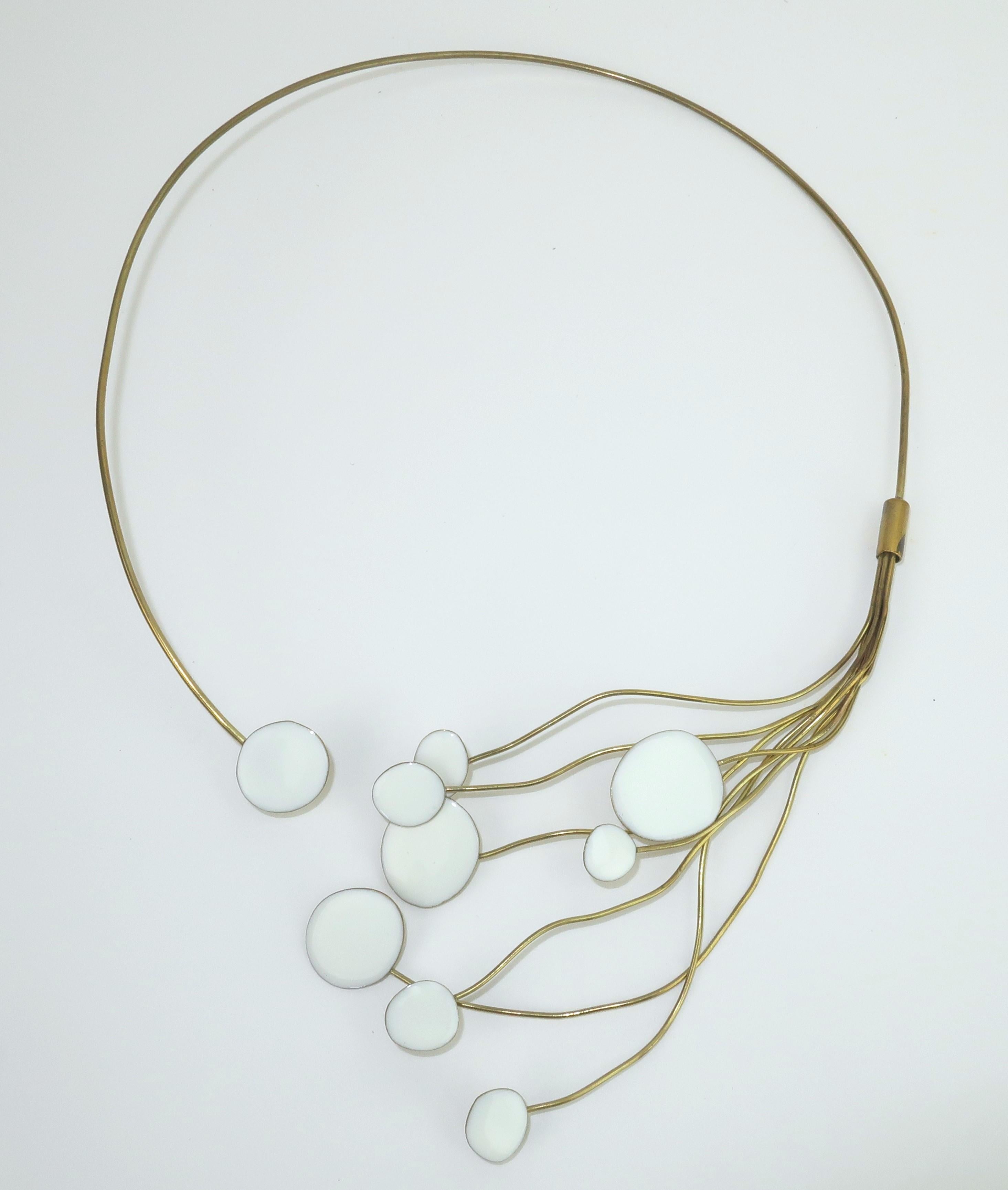 Modernistische italienische Halskette aus vergoldetem Messing mit weißen Emaille-Akzenten der italienischen Künstlerin Valentina Lagana.  Das fließende Design erinnert an das Leben im Meer oder an eine Blumenranke.  Es ist auch als Einzelstück oder