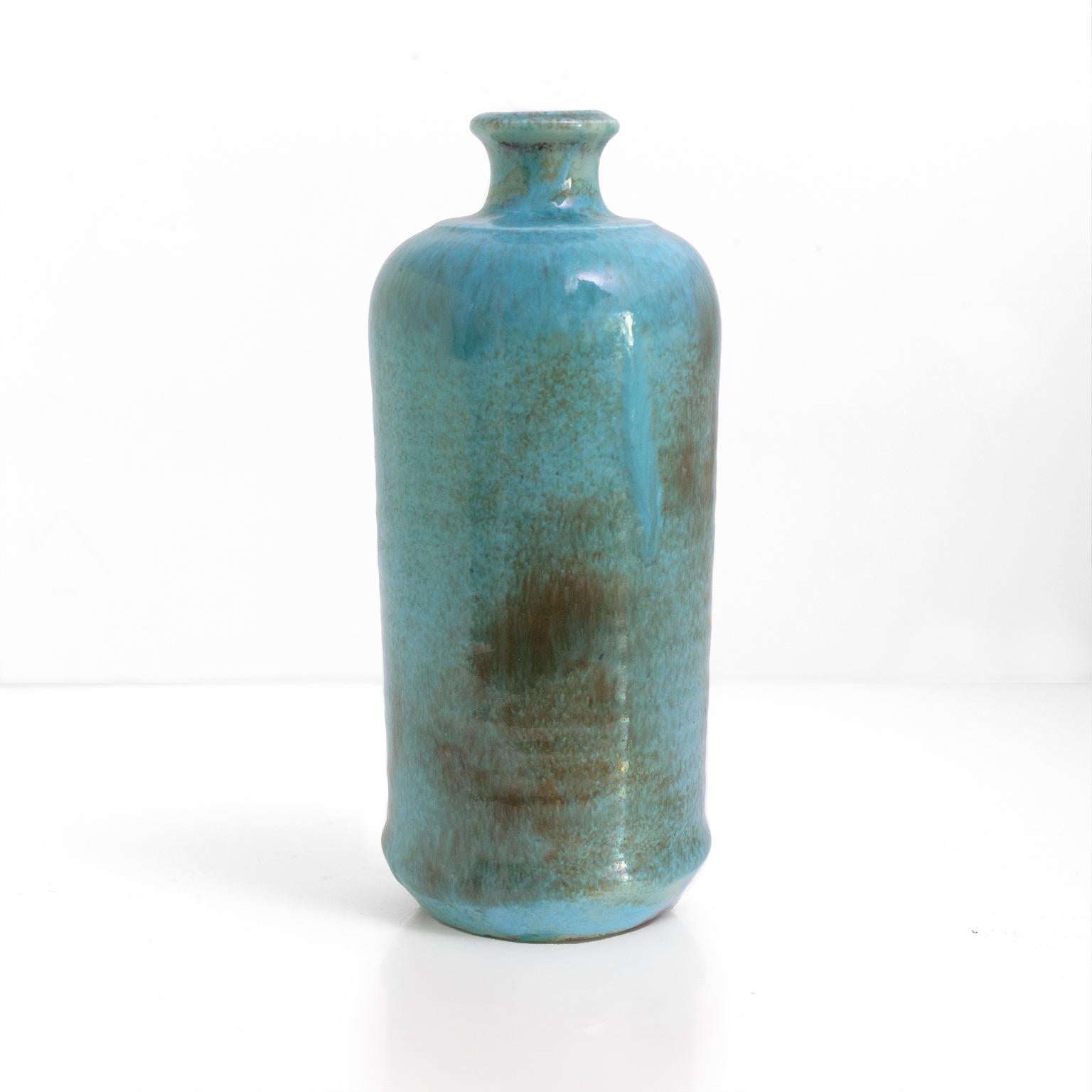 Vase à bourgeons en céramique turquoise créé par Valentina Modig-Manuel, datant de 1952, produit au Studio Keramos, Finlande, signé 