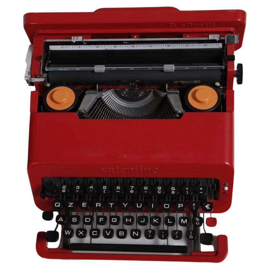 Valentine Rossa Macchina da Scrivere design Ettore Sottsass production Olivetti Italy 1968 Valentine original and complete with everything first series . Fantastic typewriter  , Valentine was immediately an incredible success because of its