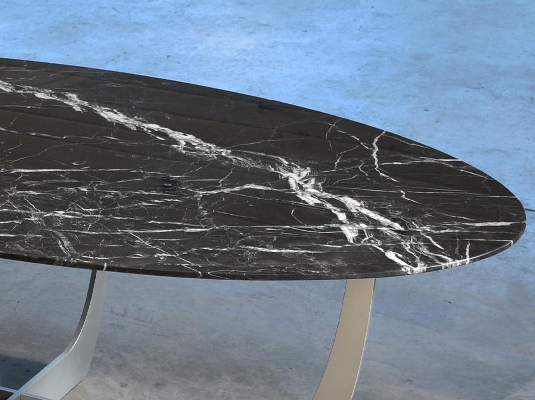 Table basse ovale en marbre Nero Marquina Valentine par WM Metal Design Neuf - En vente à Geneve, CH