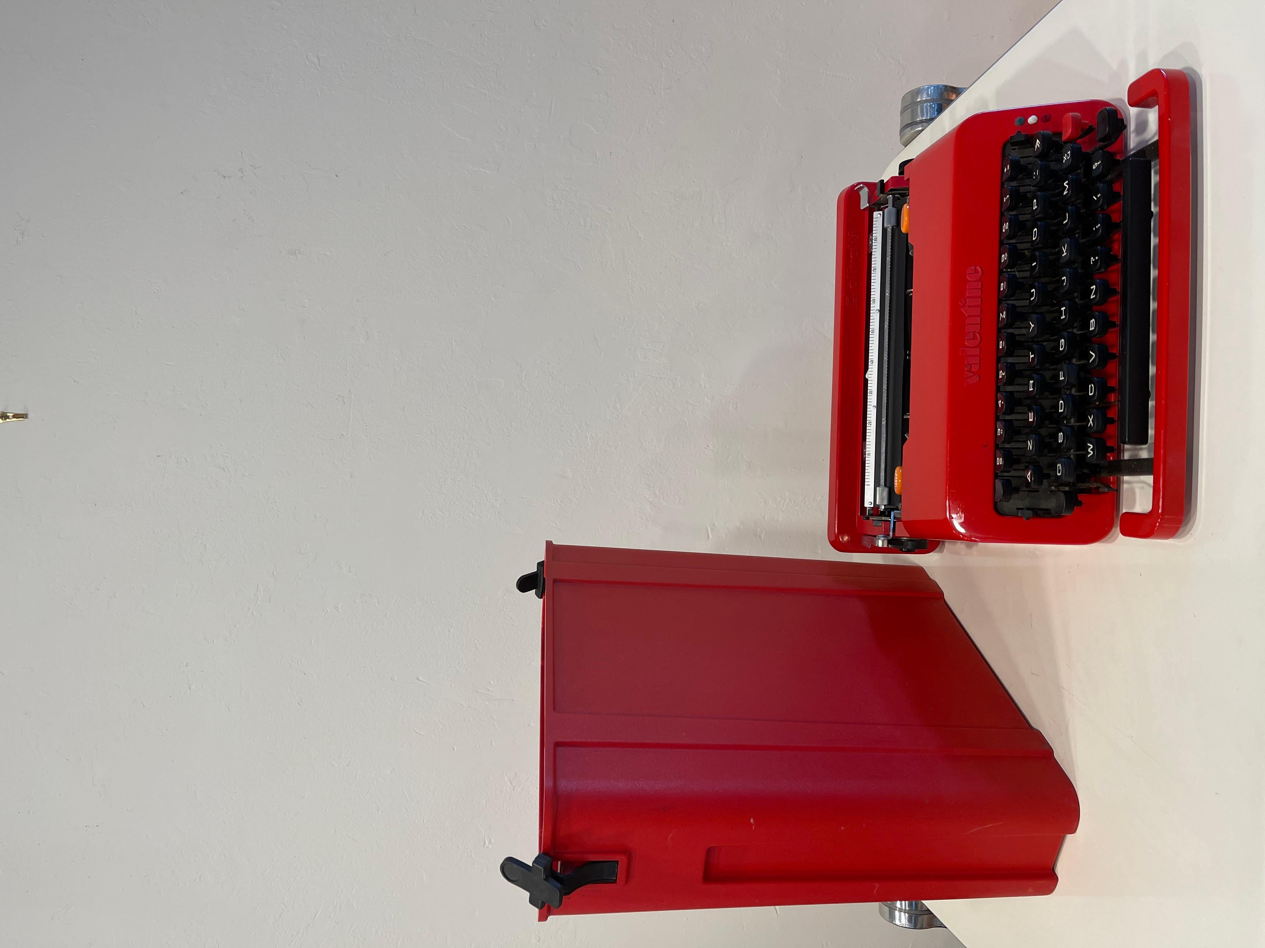 Bright red Ettore Sottsass and Perry King typewriter for Olivetti Synthesis, Italy 1968. Sleek industrial/space age design make this item easily portable via a plastic carrying case. Very good condition with only a couple small marks on the case.