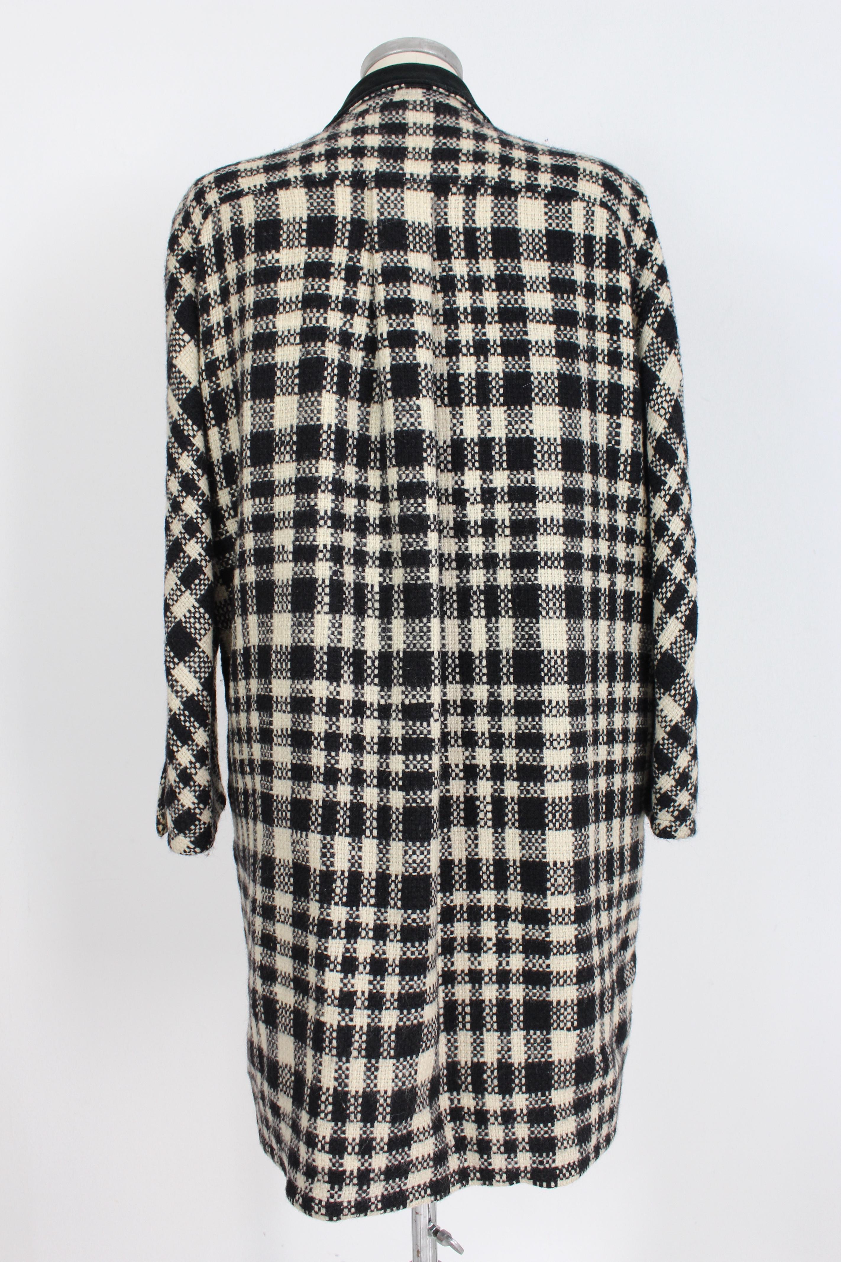 Valentino Miss V 90s vintage women's coat. Beige and black checked coat. Black velvet collar, zip closure. Fabric 80% wool, 20% mohair, internally lined. Made in Italy.

Condition: Very Good

Item in excellent condition. There are slight signs of