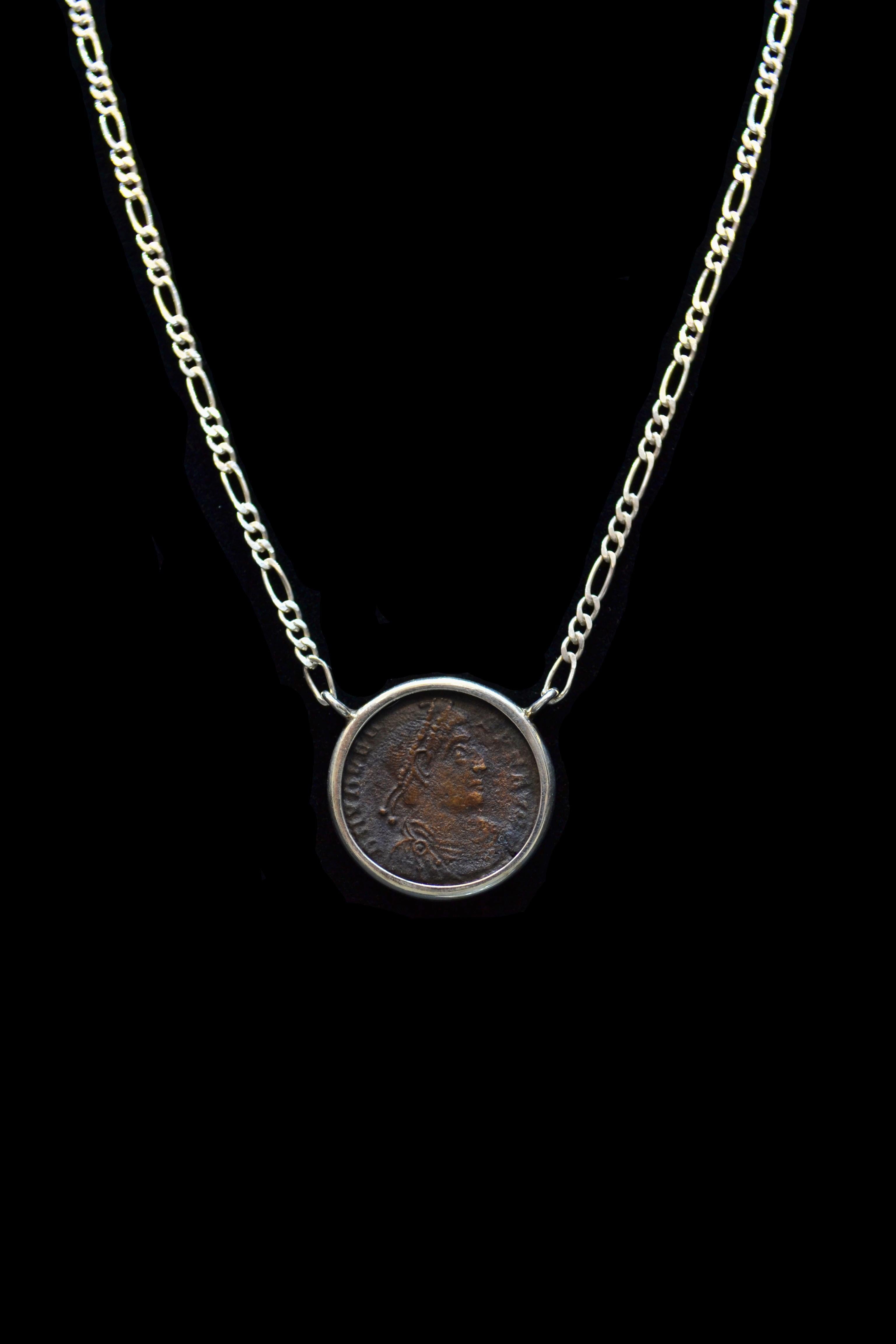 Contemporain Collier en argent avec pièce de monnaie romaine Valentinian I en vente