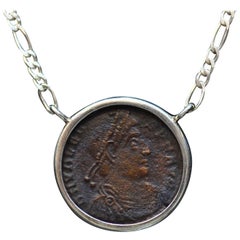 Collana in argento con monete romane di Valentiniano I