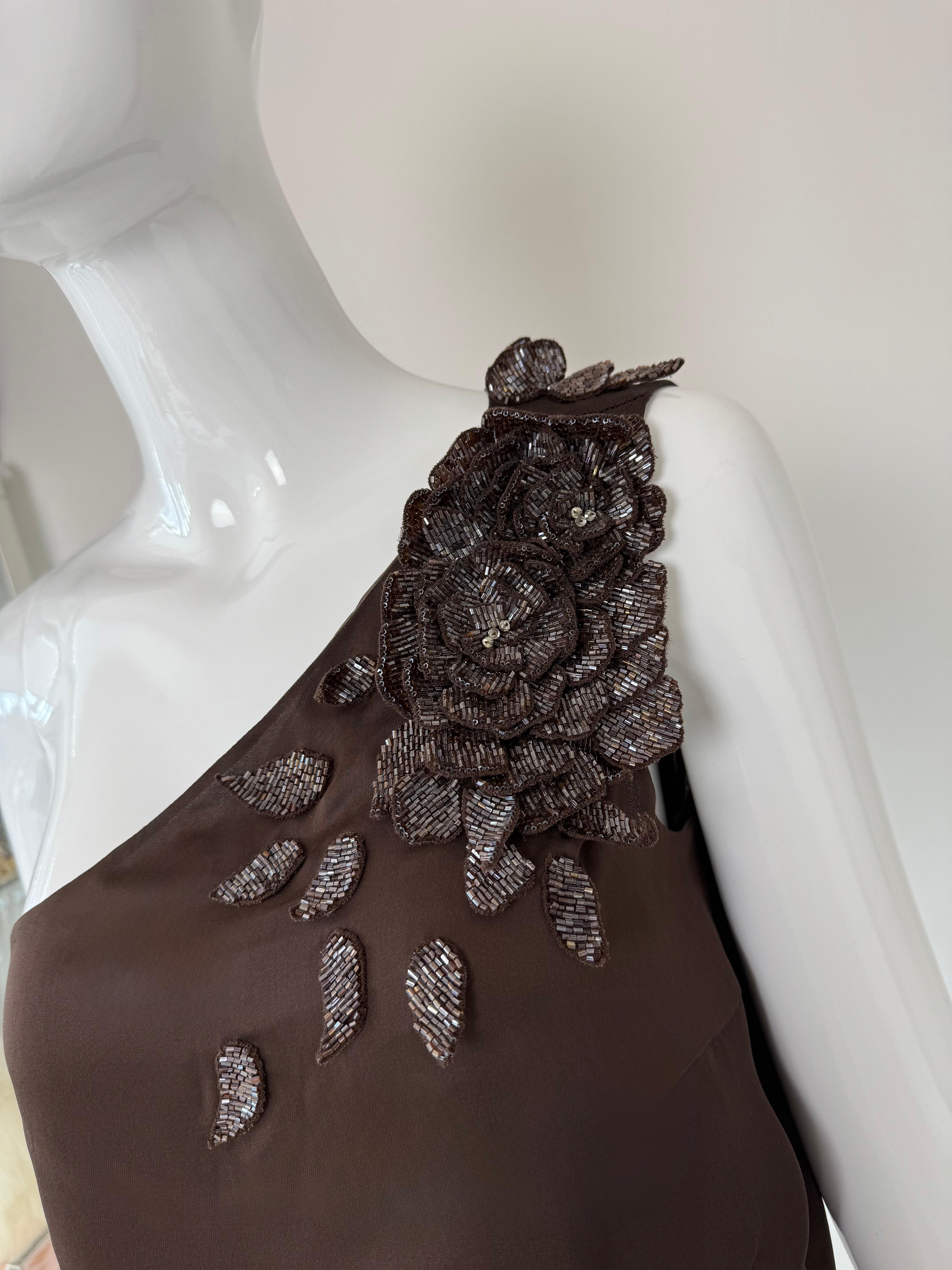 Valentino Roma
Vintage
2000's
Blouse à une épaule en soie marron expresso avec fleurs perlées ton sur ton
Boutons-pression latéraux cachés
Taille IT42
Excellent état vintage, petites traces d'usure
Veuillez vous assurer de lire notre politique