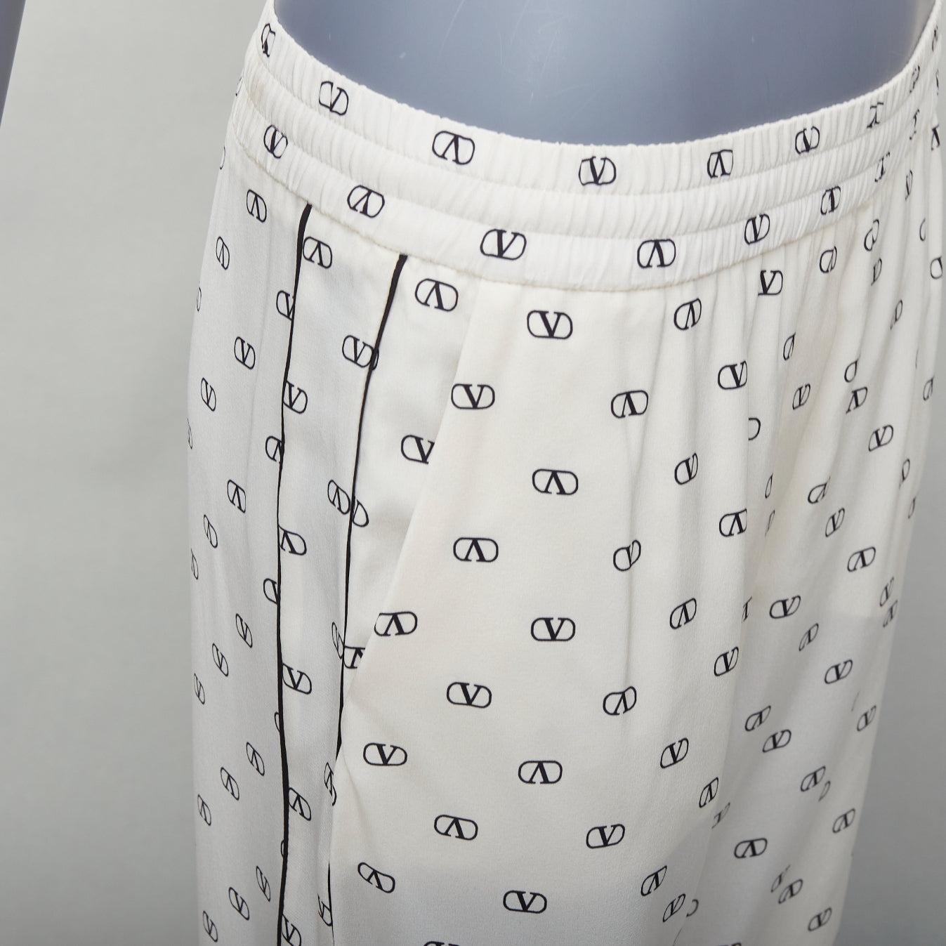 VALENTINO 100% silk cream V logo black trim pajama pants IT36 XXS
Reference: LNKO/A02322
Brand: Valentino
Designer: Pier Paolo Piccioli
Material: Silk
Color: Cream, Black
Pattern: Logomania
Closure: Elasticated
Made in: Italy

CONDITION:
Condition: