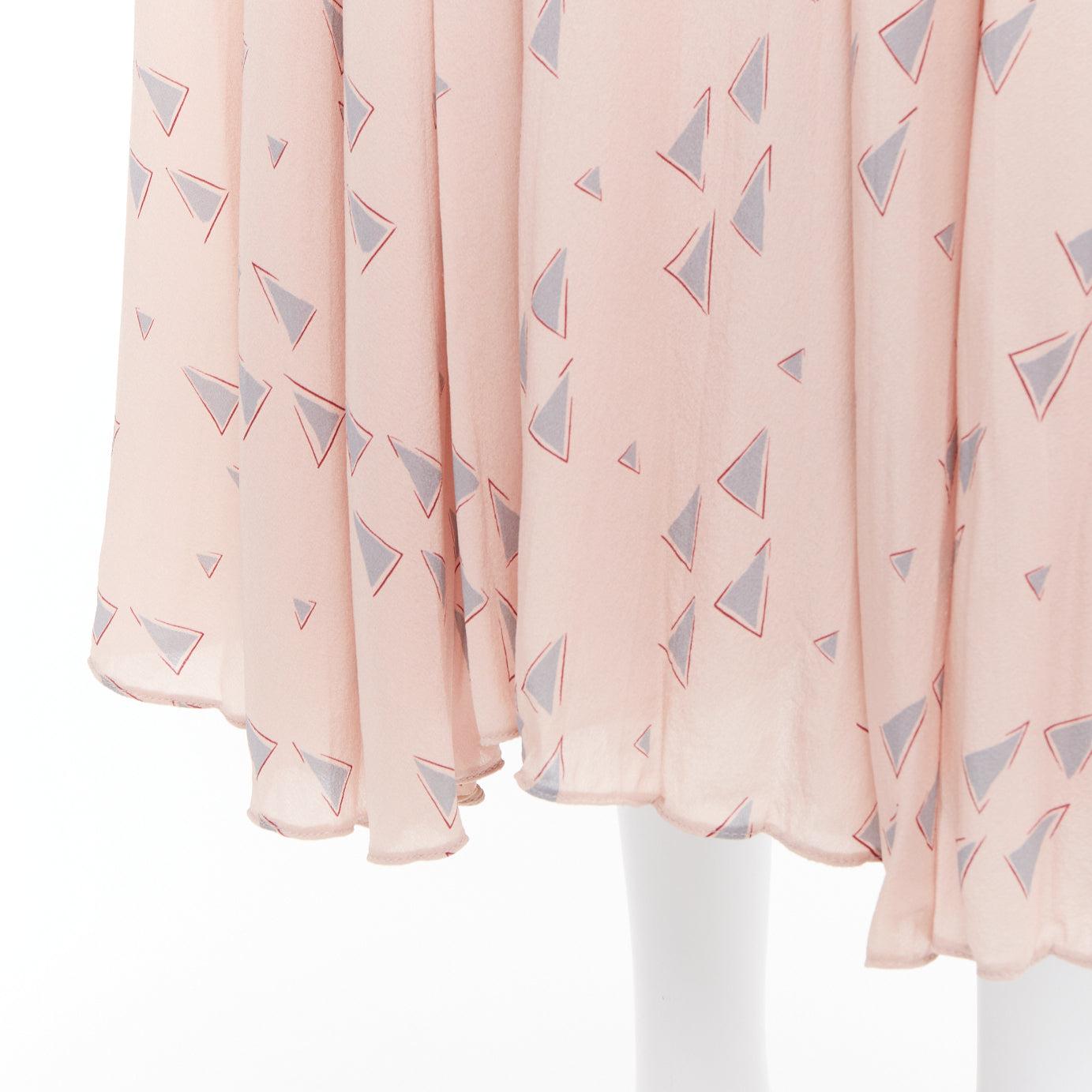 VALENTINO  100% Seide Altrosa Grau Triangle Druck Midirock UK8 S
Referenz: GEGG/A00021
Marke: Valentino
Designer: Pier Paolo Piccioli
MATERIAL: Seide
Farbe: Rosa, Grau
Muster: Abstrakt
Verschluss: Reißverschluss
Zusätzliche Details: Die Kreation aus