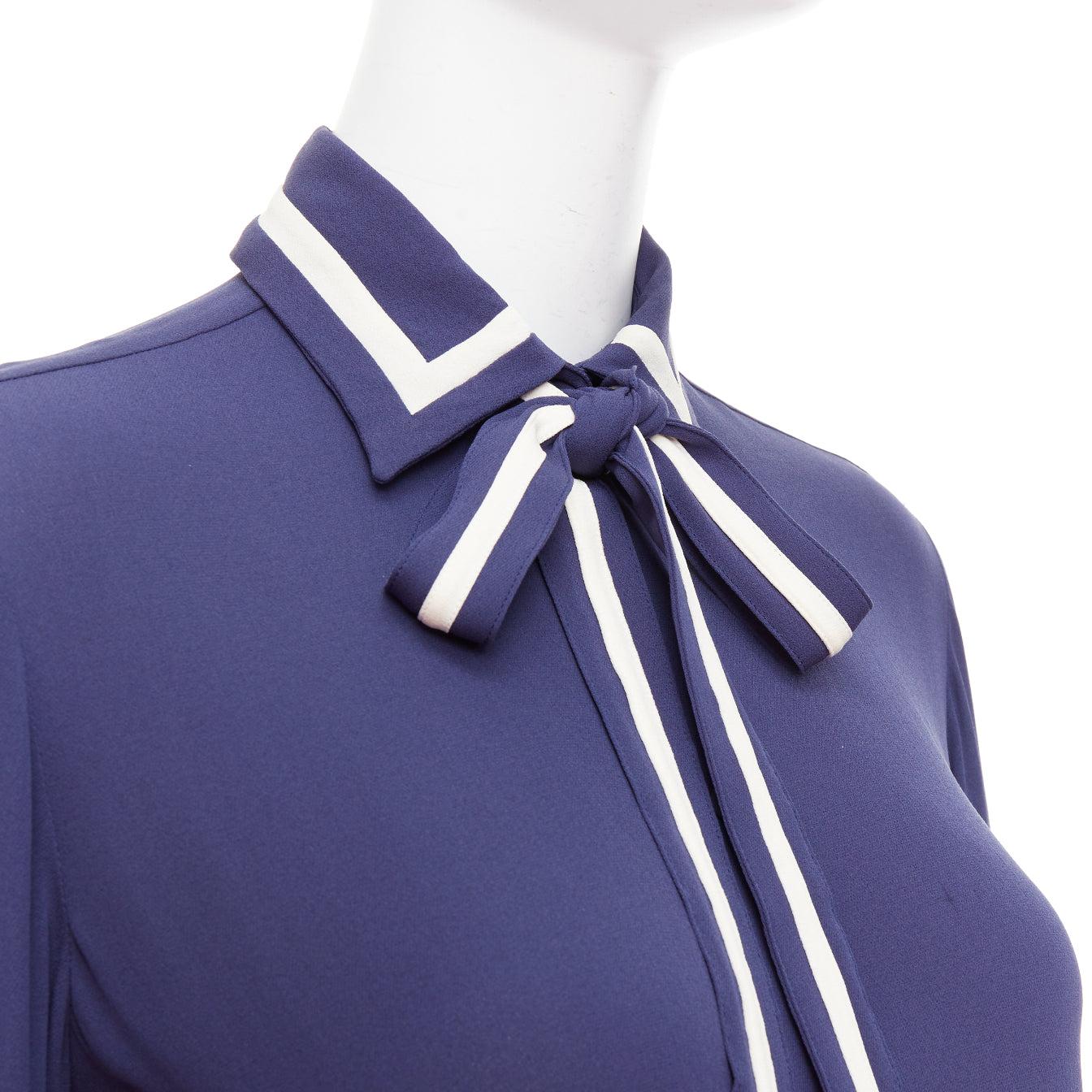 VALENTINO 100% silk navy cream trim tie neck blouse shirt US4 S
Reference: GEGG/A00144
Brand: Valentino
Designer: Pier Paolo Piccioli
Material: Silk
Color: Navy, Cream
Pattern: Solid
Closure: Button
Extra Details: This dark blue silk top from