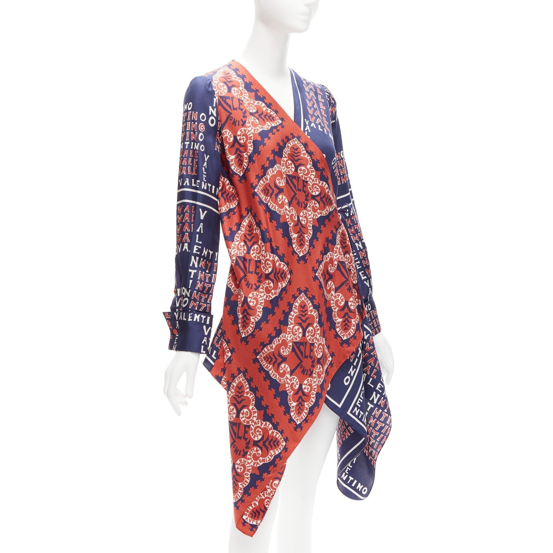 VALENTINO 100% Seide marineblau rot Archive Logo Print Wickelkimonohemd IT36 XXS (Rot) im Angebot