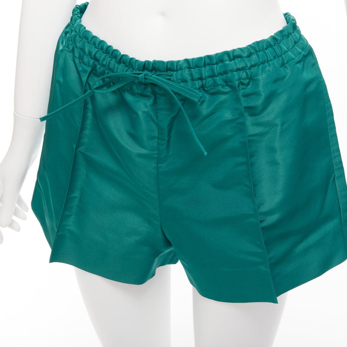 VALENTINO  100% Seide Piccioli Grüne Shorts mit hoher Taille und Kordelzug IT38 XS
Referenz: AAWC/A00885
Marke: Valentino
Designer: Pier Paolo Piccioli
MATERIAL: Seide
Farbe: Grün
Muster: Solide
Verschluss: Kordelzug
Hergestellt in: