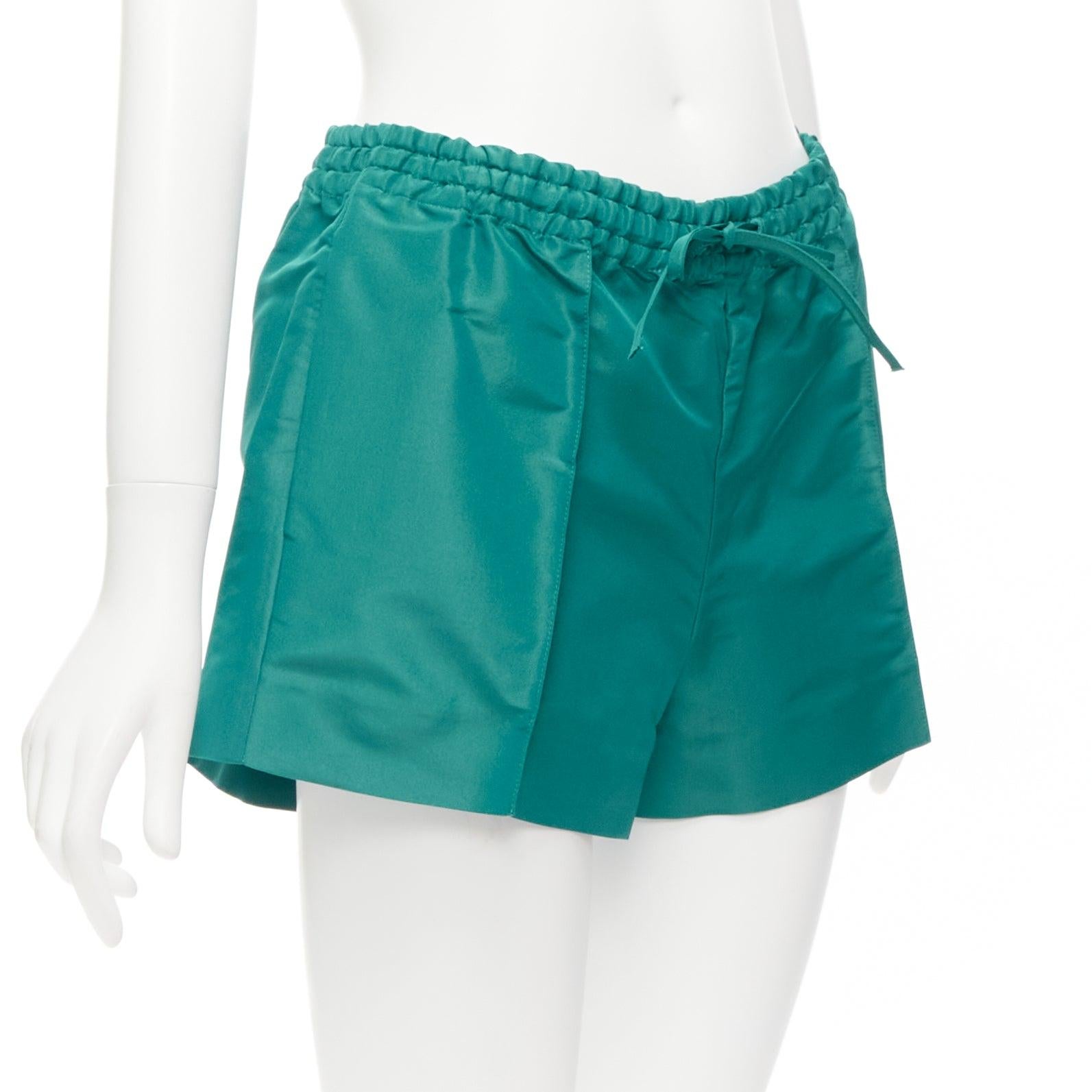 VALENTINO  100% Seide Piccioli Grüne Shorts mit hoher Taille und Kordelzug IT38 XS Damen im Angebot