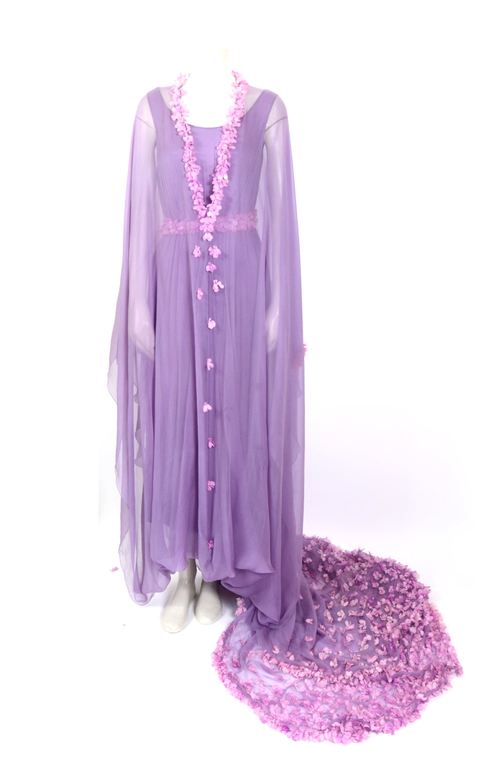 Valentino 1960s costume made silk lilac kaftan dress flower embellished train   In Excellent Condition For Sale In Antwerp, BE