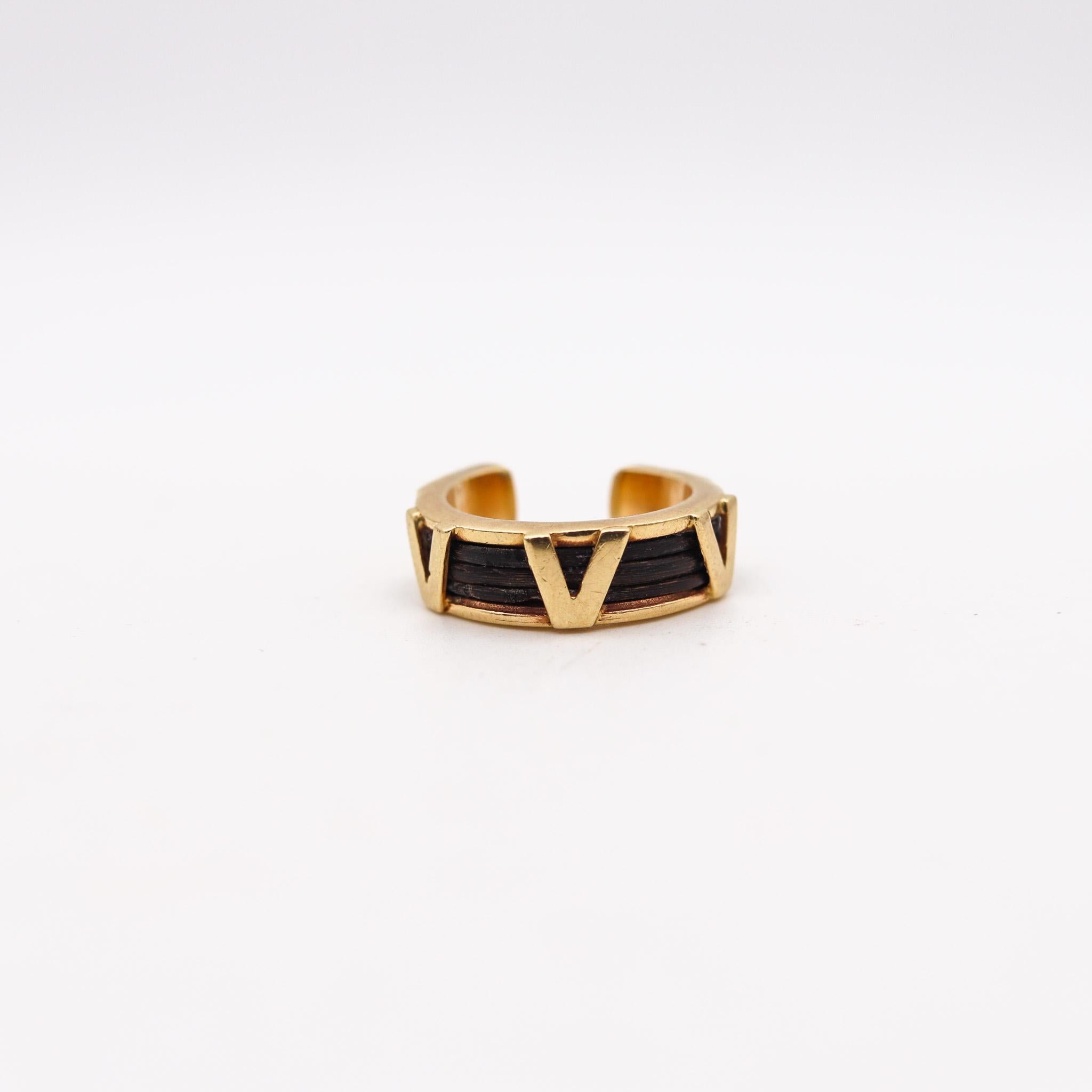 Ein Ring aus Elefantenhaar, entworfen von Valentino.

Fabelhafter Bandring, der in Mailand, Italien, vom Modehaus Valentino in den 1970er Jahren entworfen wurde. Dieser schöne Ring wurde mit drei V-Buchstaben für Valentino entworfen und in massivem