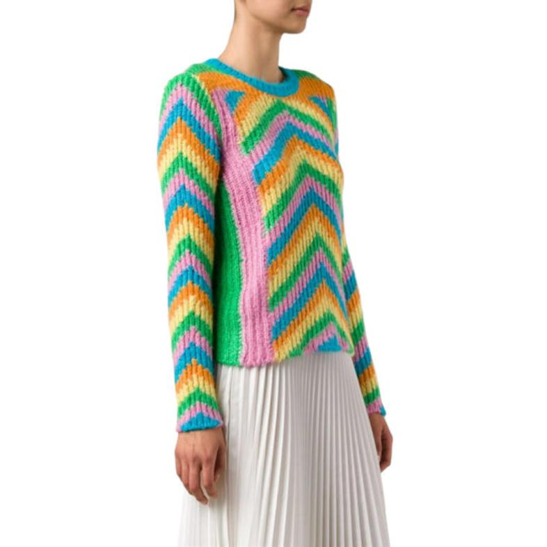 Valentino 1973 Regenbogen Chevron Psychedelic Pullover in Multicolor. Collector's Item, Resort 2015 Collection'S. 

Strickpullover aus Wolle, geometrisches Chevron-Muster.

Zusätzliche Informationen:
MATERIAL: Wolle
Farbe: Multicolor
Größe: Mittel
