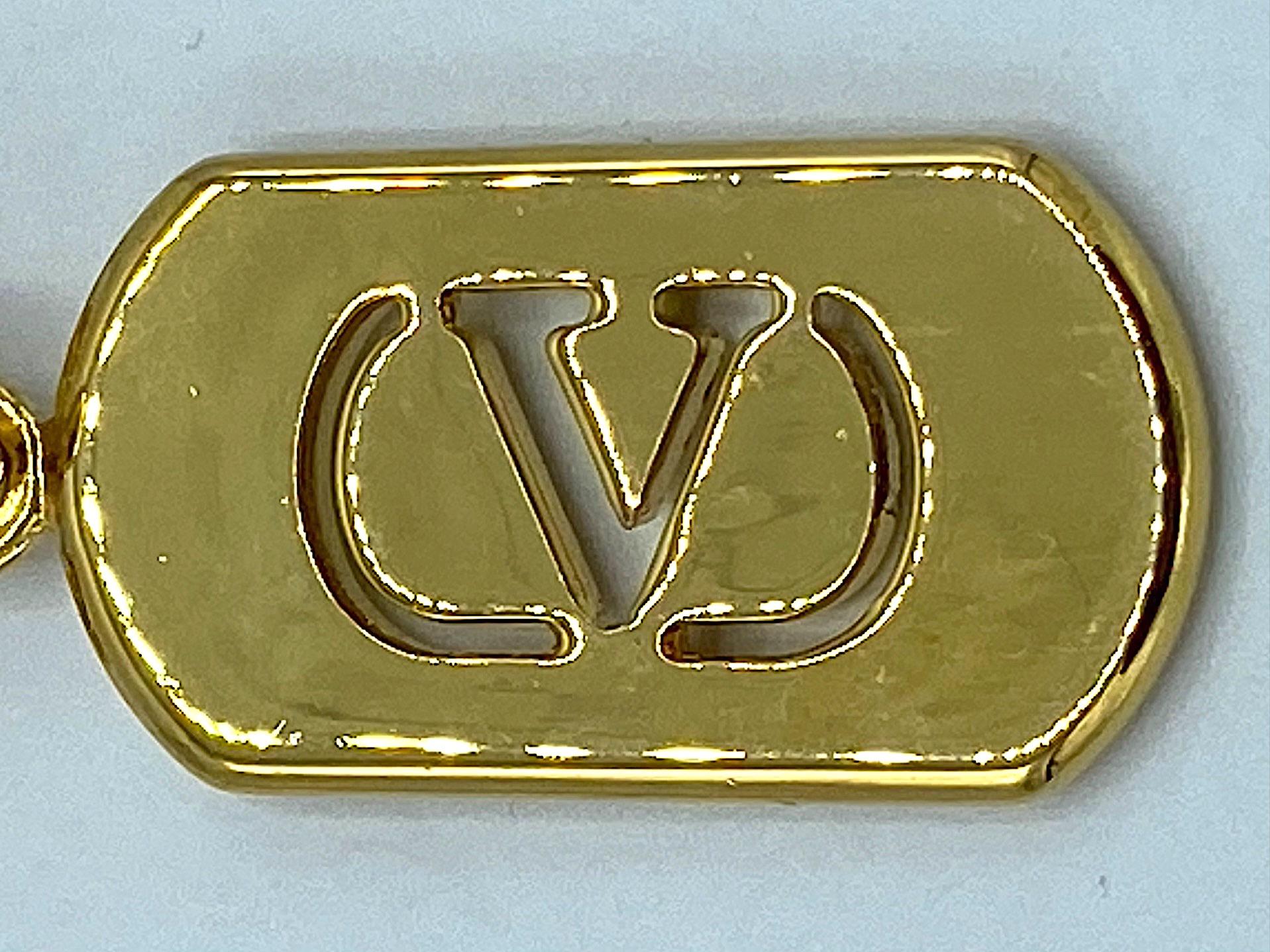 Porte-clés logo en chaîne dorée avec étiquette Valentino 1980/1990 en vente 1