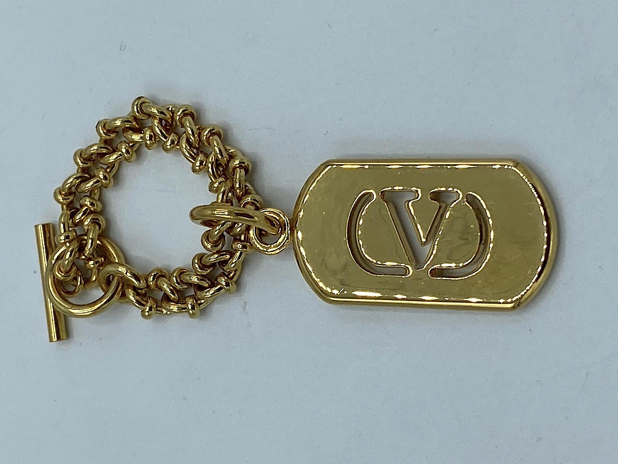 Porte-clés logo en chaîne dorée avec étiquette Valentino 1980/1990 en vente 2