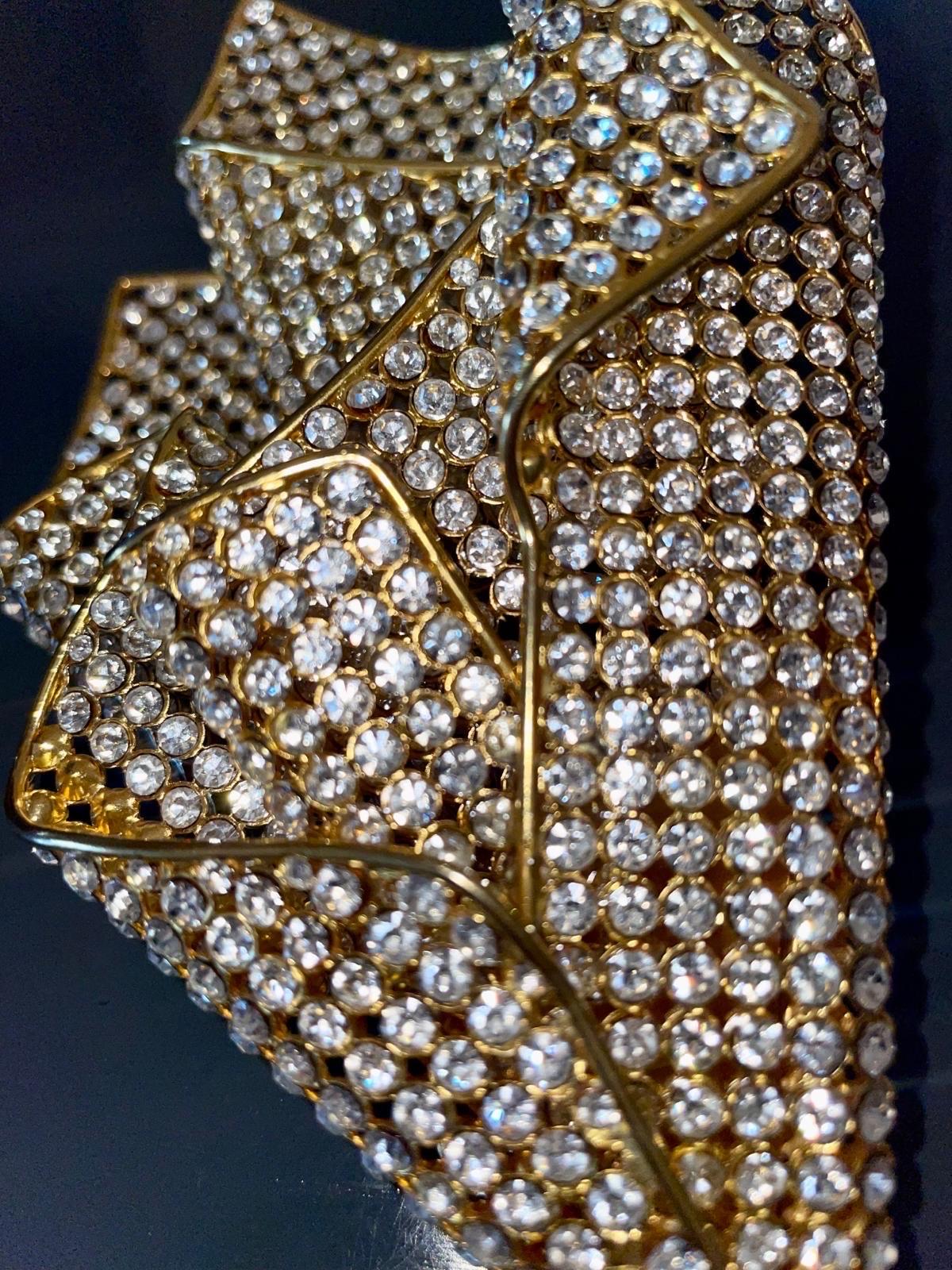 Valentino 1980 vintage golden metal and strass Brooch In Excellent Condition For Sale In Carnate, IT