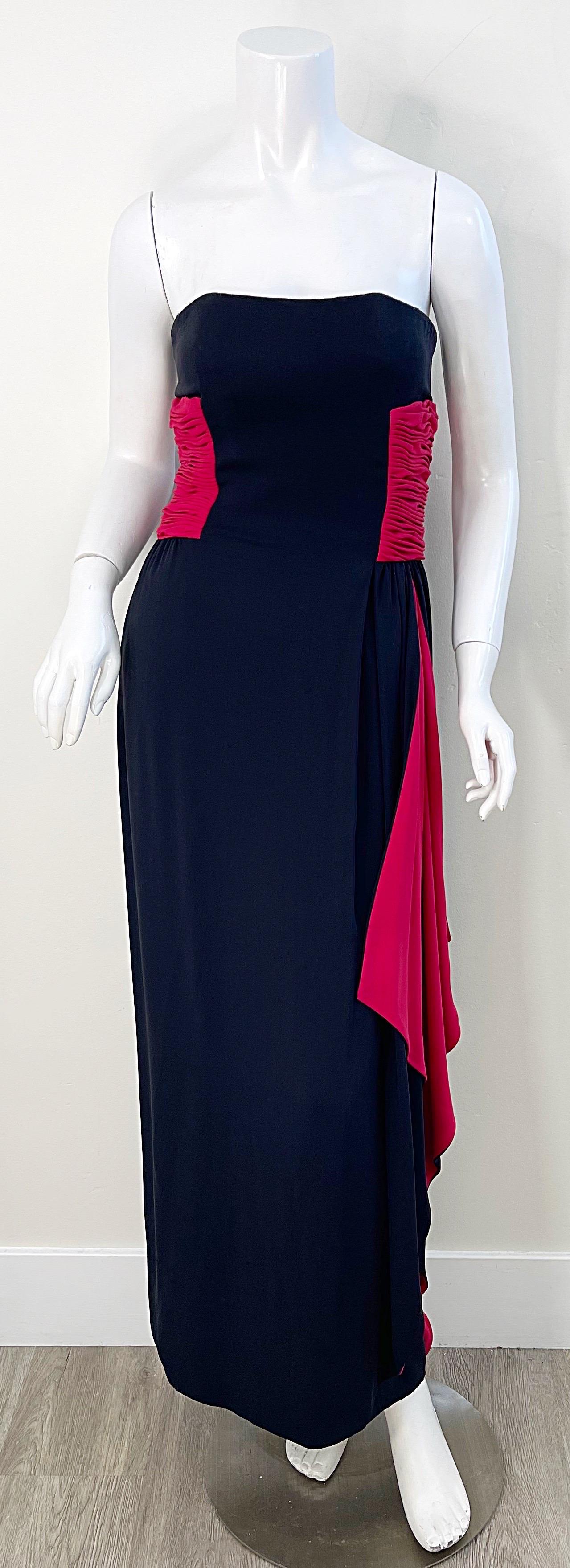 Magnifique et intemporelle robe du soir bustier noire et rouge en jersey de soie VALENTINO des années 1980 ! Cette robe porte une telle attention aux détails. Un corset à os est intégré à l'intérieur pour maintenir le tout en place. Des accents