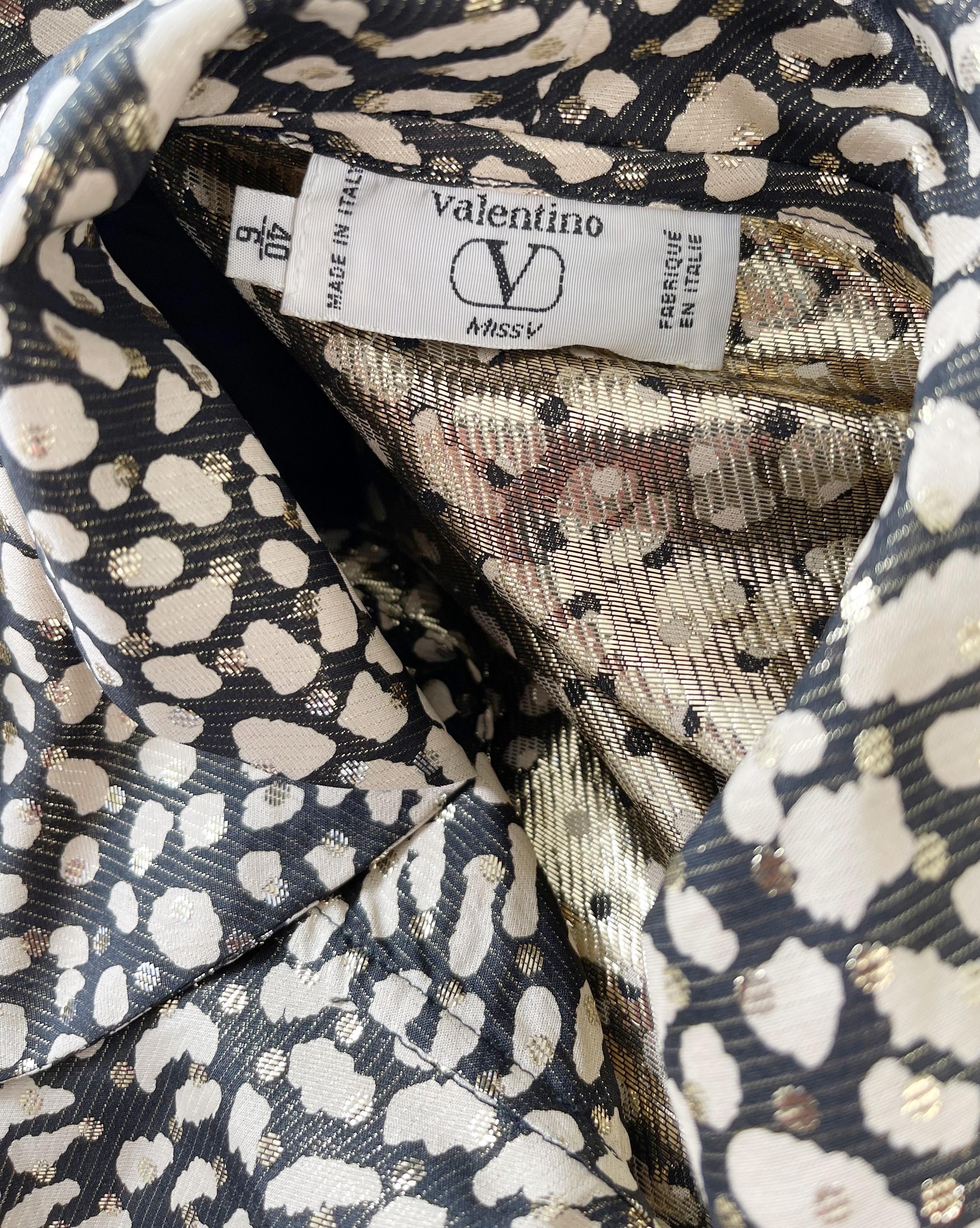 Valentino 1990er Jahre Leopard Tierdruck Schwarz Elfenbein Gold V Manschettenknöpfe Seidenbluse im Zustand „Hervorragend“ im Angebot in San Diego, CA