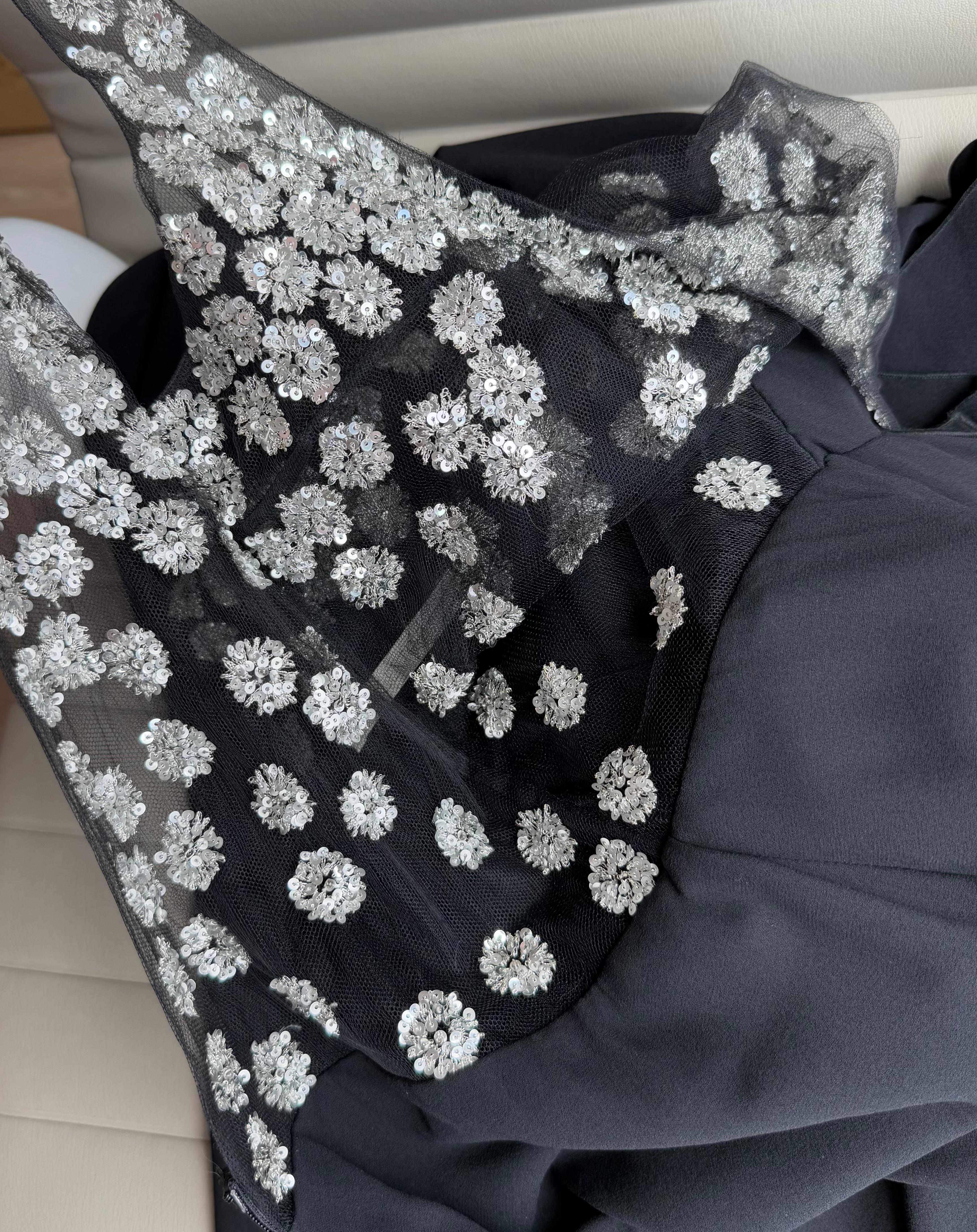 Valentino 2000 Vintage in seta nera con. Maxi abito da sera con abbellimenti in argento in vendita 3