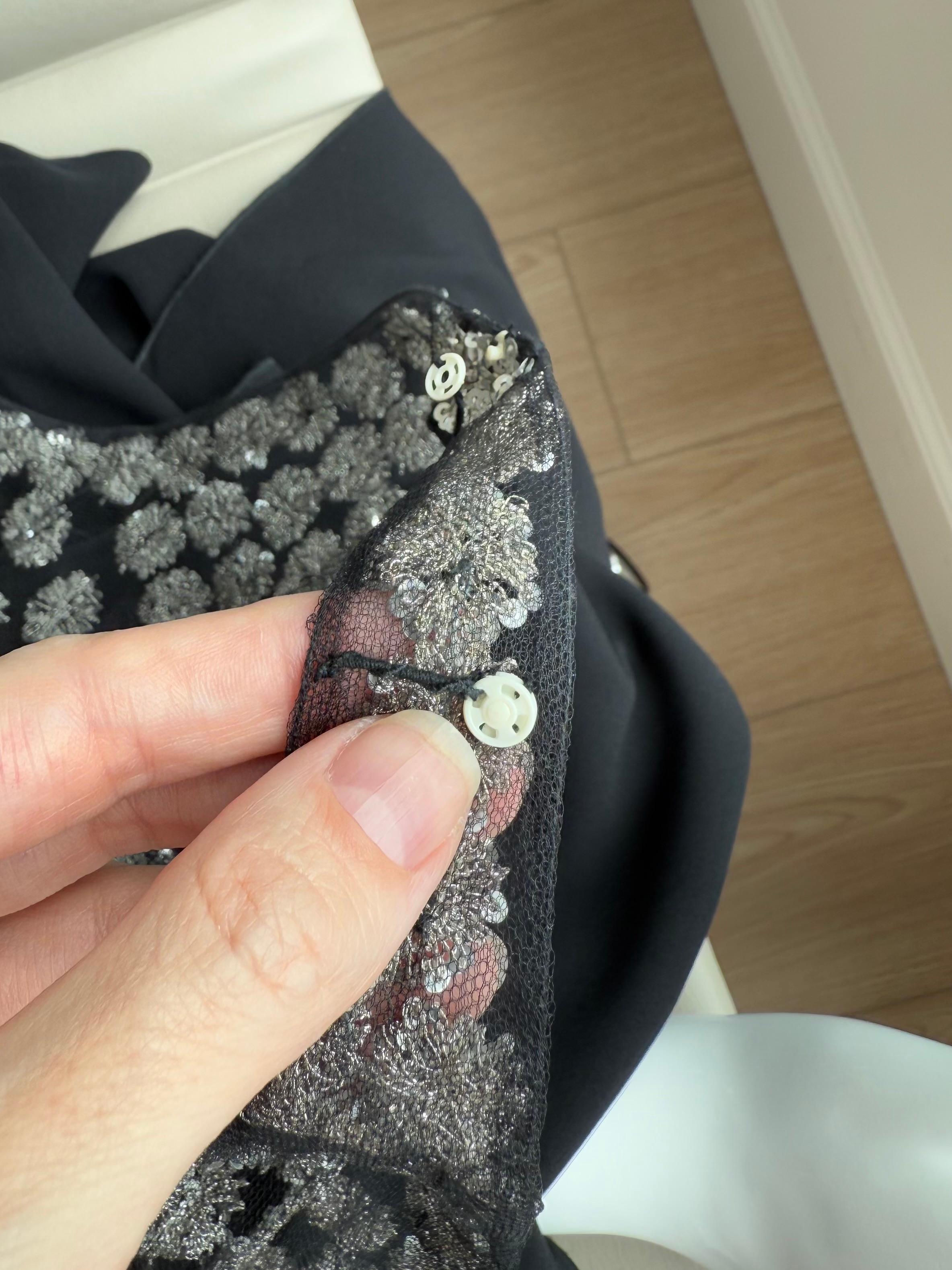 Valentino 2000 Vintage in seta nera con. Maxi abito da sera con abbellimenti in argento in vendita 4