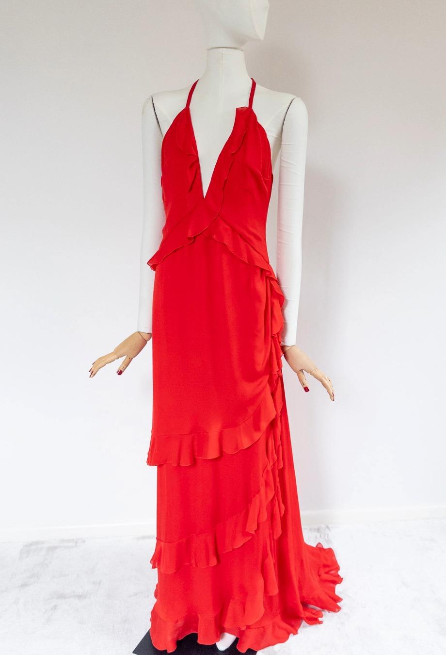 Cette robe à volants issue de la collection Valentino du début des années 2000 capture l'essence romantique de la maison. Confectionnée en mousseline de soie aérée, cette robe cascade sans effort le long du corps, sa forme coupée en biais se mouvant