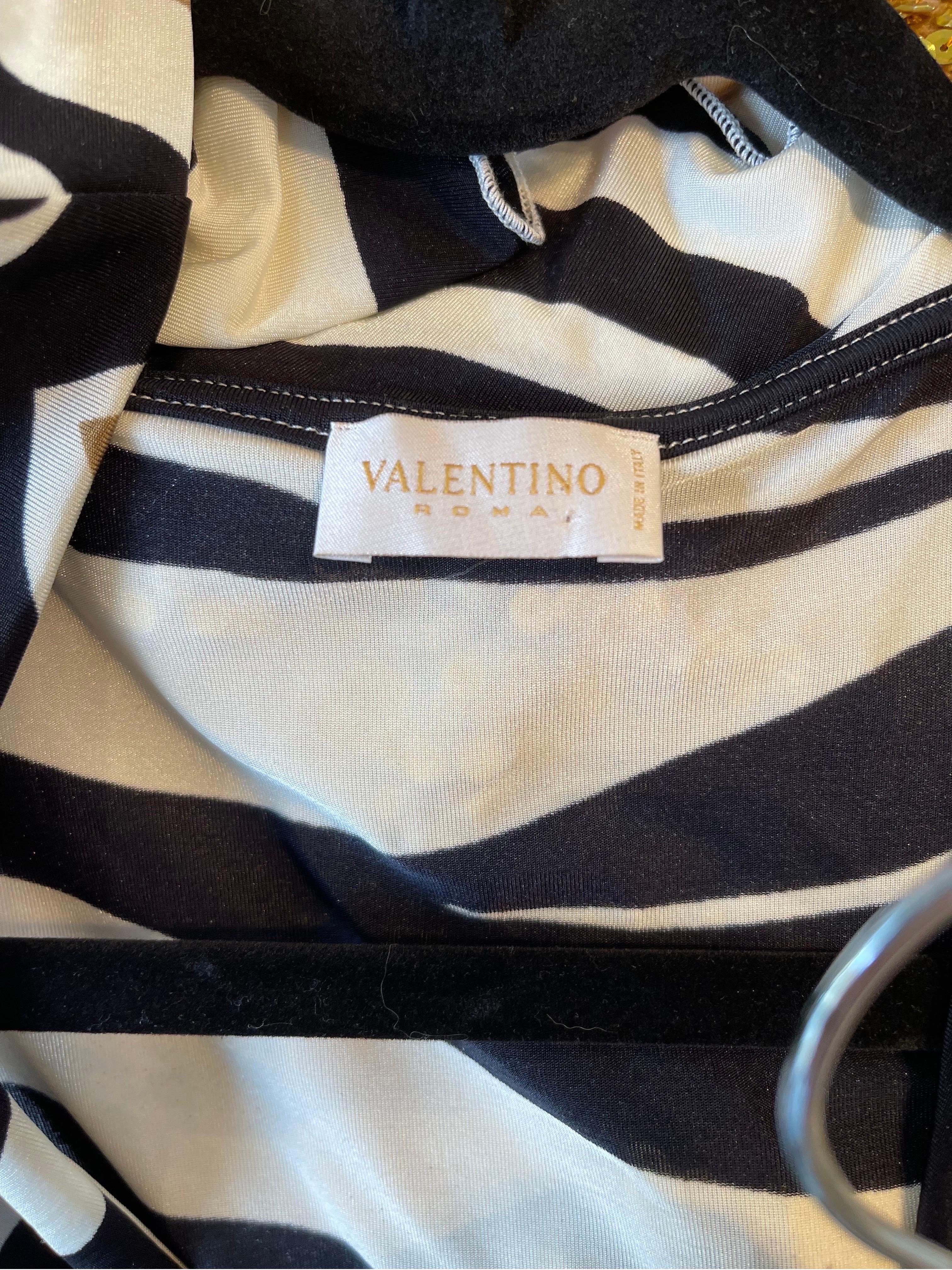 Schickes schwarzes, weißes und braunes abstraktes Zebra-Tierprint-Jerseykleid von VALENTINO aus den frühen 2000ern! Wird einfach über den Kopf gezogen und an der Brust geknöpft. Original abnehmbarer Gürtel mit Schärpe an der Taille. 90 % Nylon, 10 %