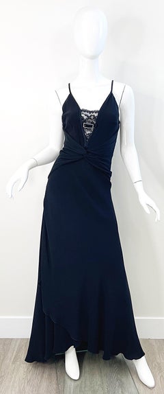 Valentino 2000er Jahre Größe 6 Schwarzes Abendkleid aus Seide mit Spitzenausschnitt und Pailletten