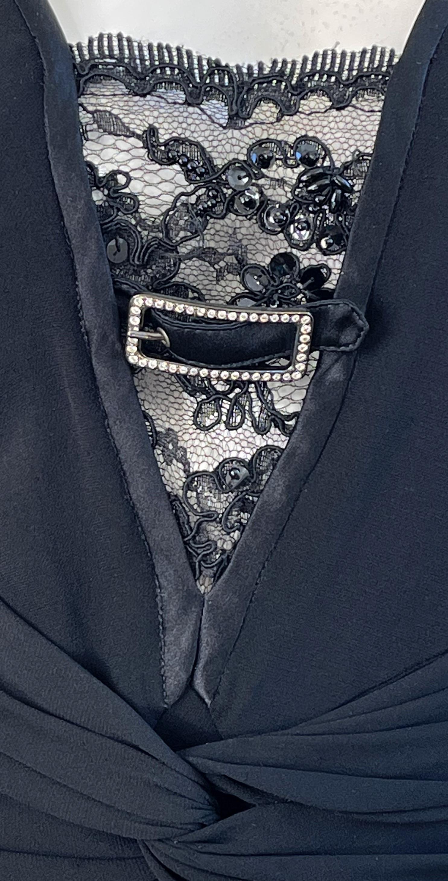 Valentino 2000er Jahre Größe 6 Schwarzes Abendkleid aus Seide mit Spitzenausschnitt und Pailletten im Angebot 3