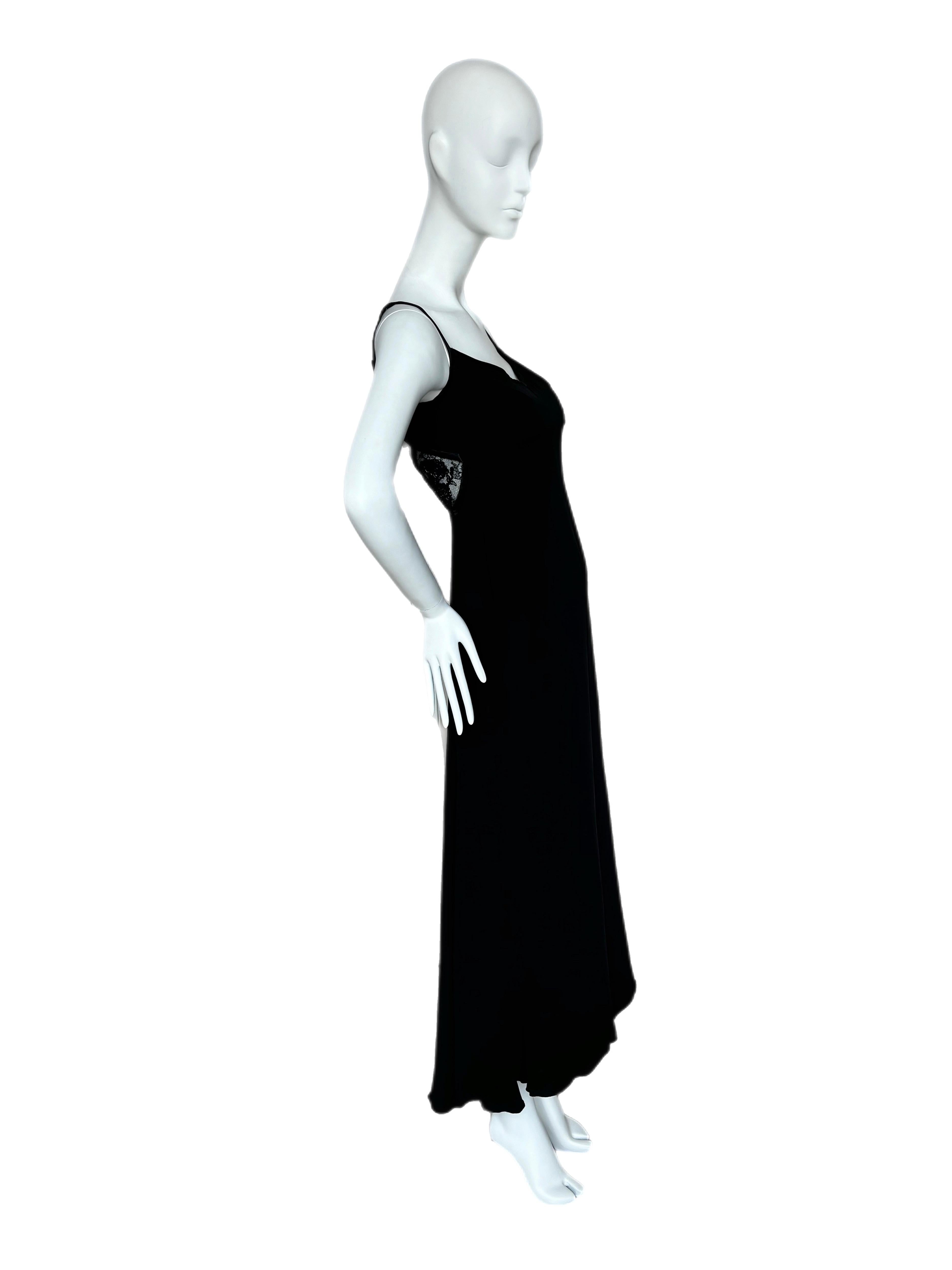 Valentino
AW04
Vintage
Excelente estado, sin defectos que destacar

La etiqueta Comp está descolorida, pero el tejido es 100% seda.

Talla 6, pero alterada profesionalmente para que quepa una talla 0. (creo que porque es muy pequeña)

Las correas se