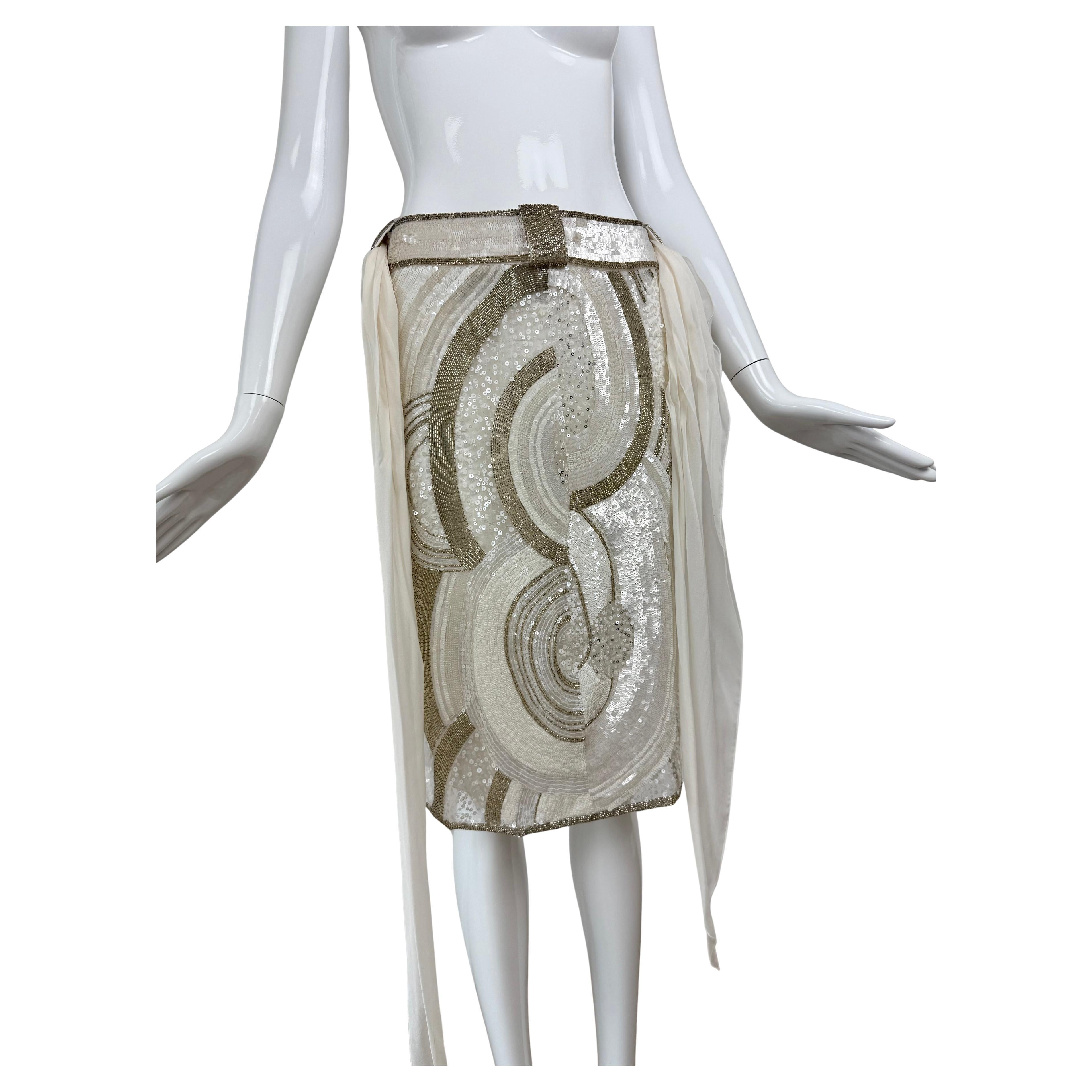Valentino
SS05
Vintage
Original price $6,950
Ivory white with champagne gold beads
Pearlescent sequins
Mermaid ethereal bridal vibes
Absolutely breathtakingly exquisite beadwork and craftsmanship
Slit on left side
Removable silk belt that can be