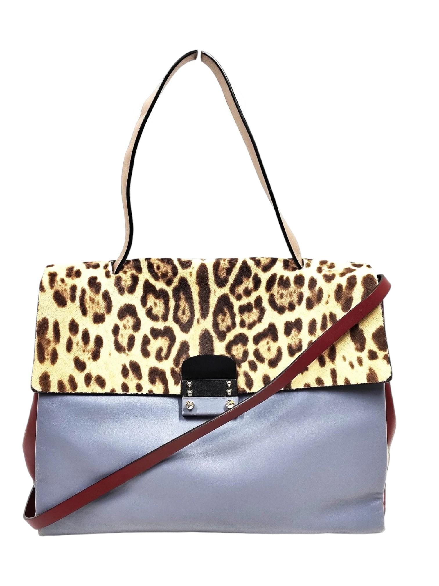 Diese Glam Lock Henkeltasche aus der Accessoire-Linie von Valentino Garavani aus den frühen 2010er-Jahren ist ein echtes Sammlerstück, das die für die Marke typische Mischung aus Romantik und Rebellion widerspiegelt. Das um 2013-2015 in Italien