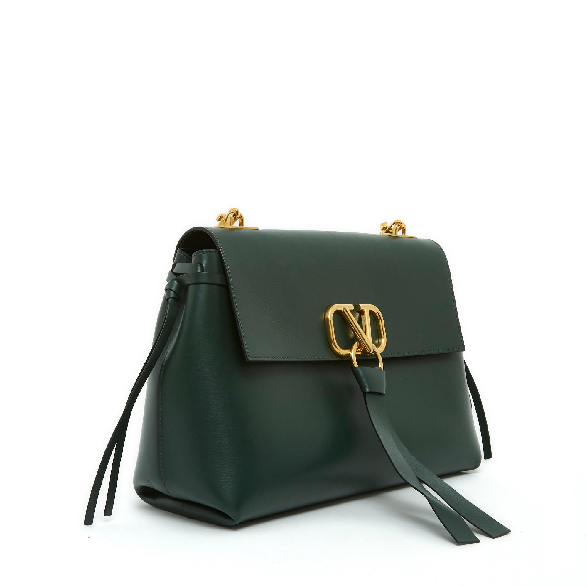 Valentino bag model VLogo (?) Large format in dark green leather, removable shoulder strap in gold metal chain decorated with a leather shoulder tab, leather interior with 1 patch pocket and 1 zipped pocket. Width 32 cm x height 21 cm x depth 12 cm,