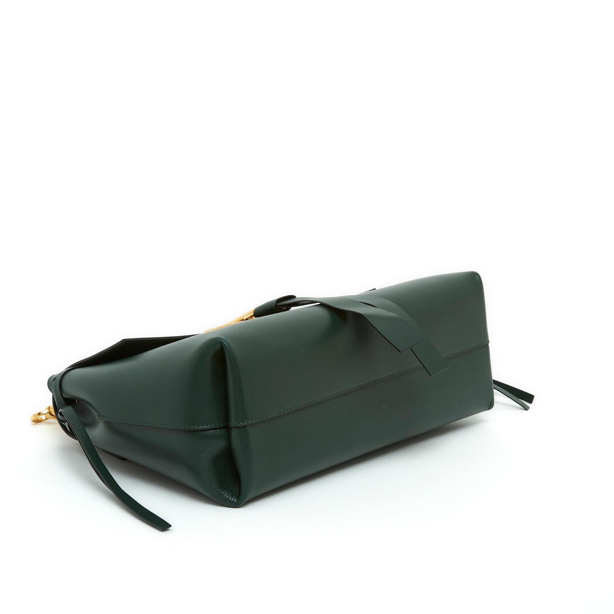 Valentino 2018 Sac VLogo Green Leather Golden Chain Strap VLogo Shoulder Bag In Excellent Condition For Sale In PARIS, FR